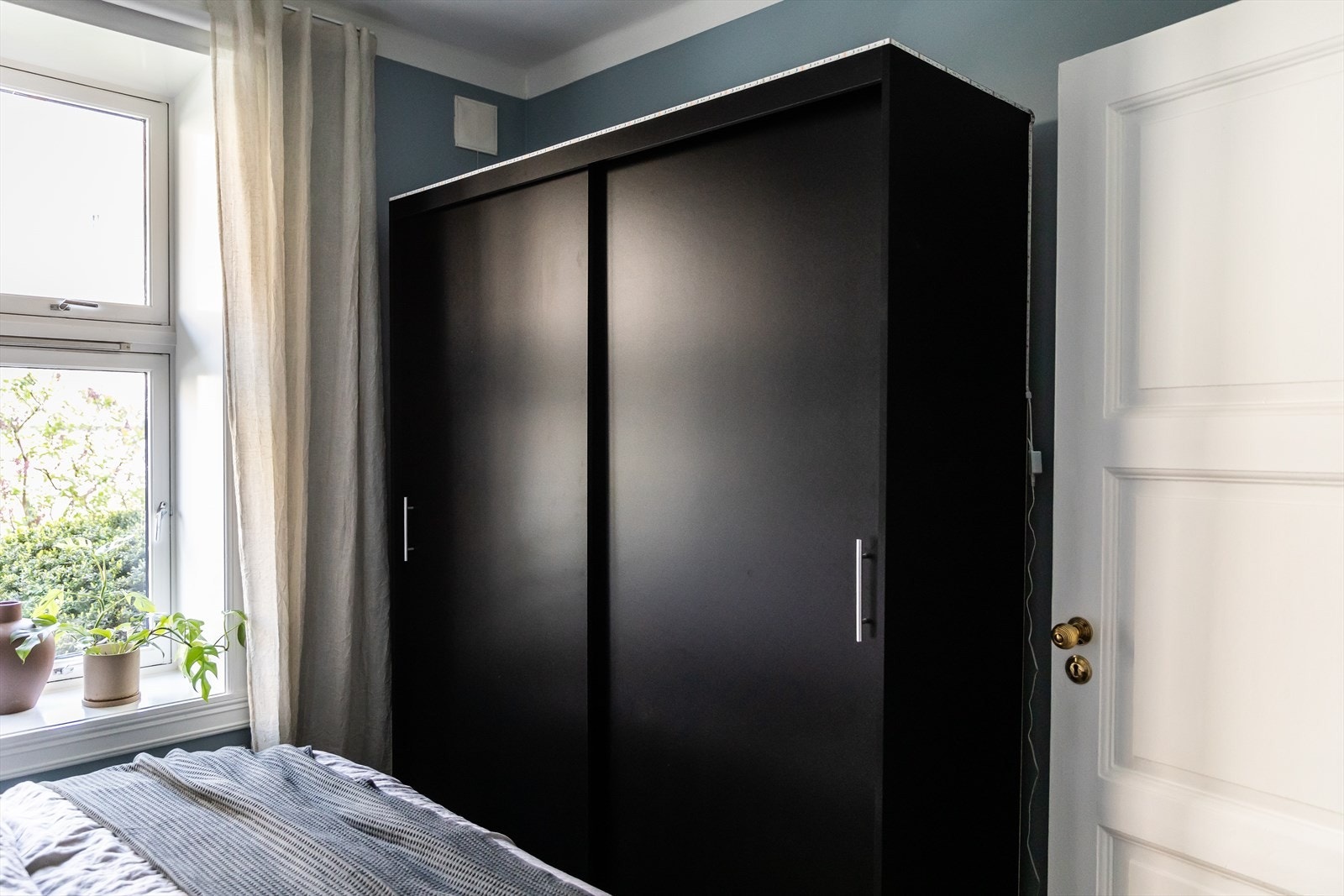 Skyvedørsgarderobe med glatte fronter Galleribilde