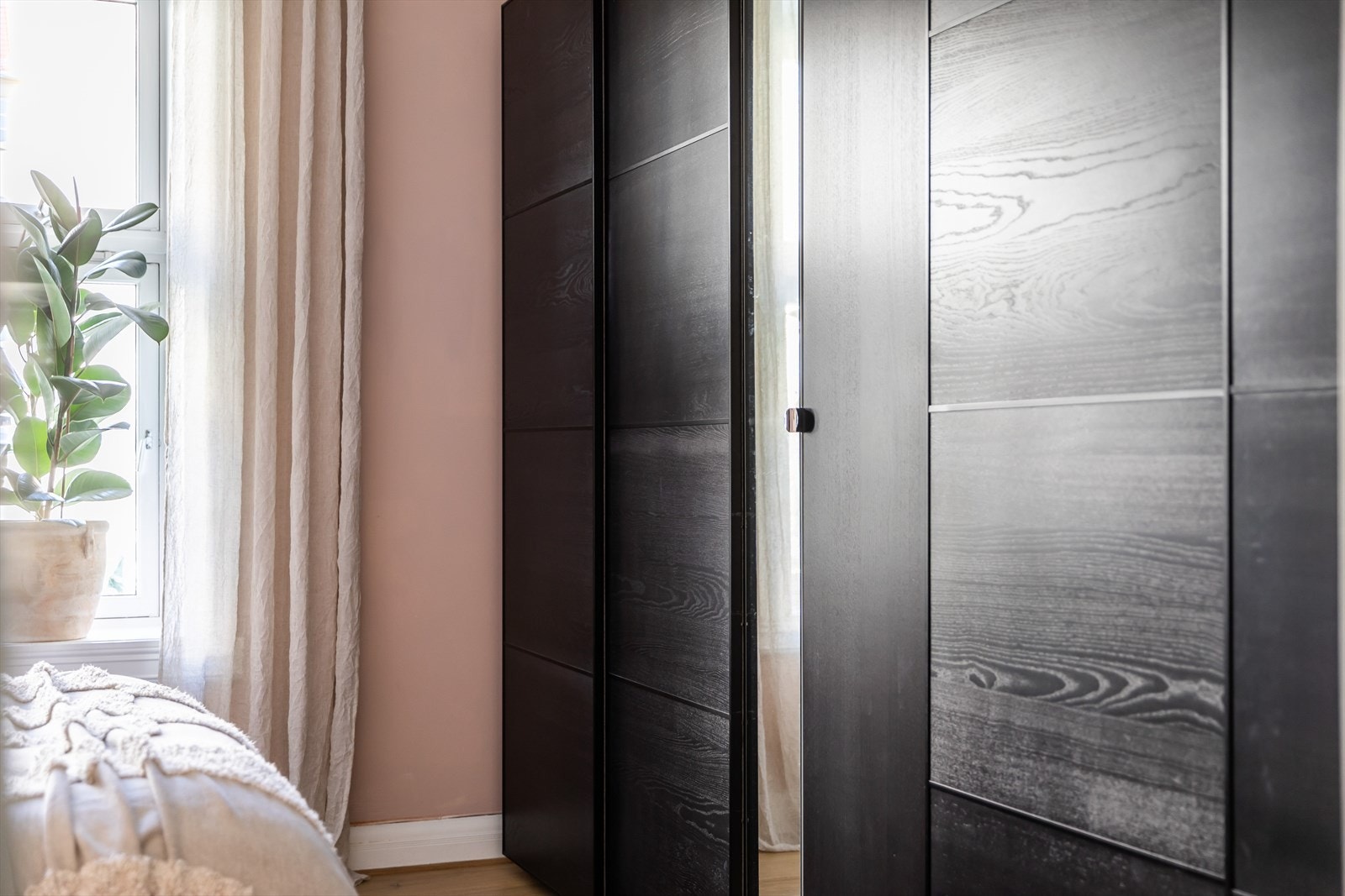 Skyvedørsgarderobe med glatte fronter og innvendigbelysning i hovedsoverom Galleribilde