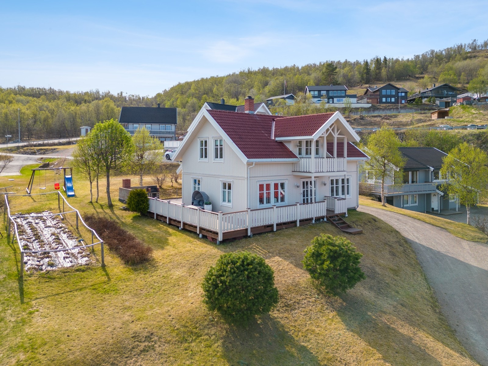 - I Sommerfjøshaugen bor du i Gangavstand til Landsåsbanen, Fagerlia barnehage, Seljestad barne- og ungdomsskole i tillegg til fine turmuligheter i utmarka. Galleribilde