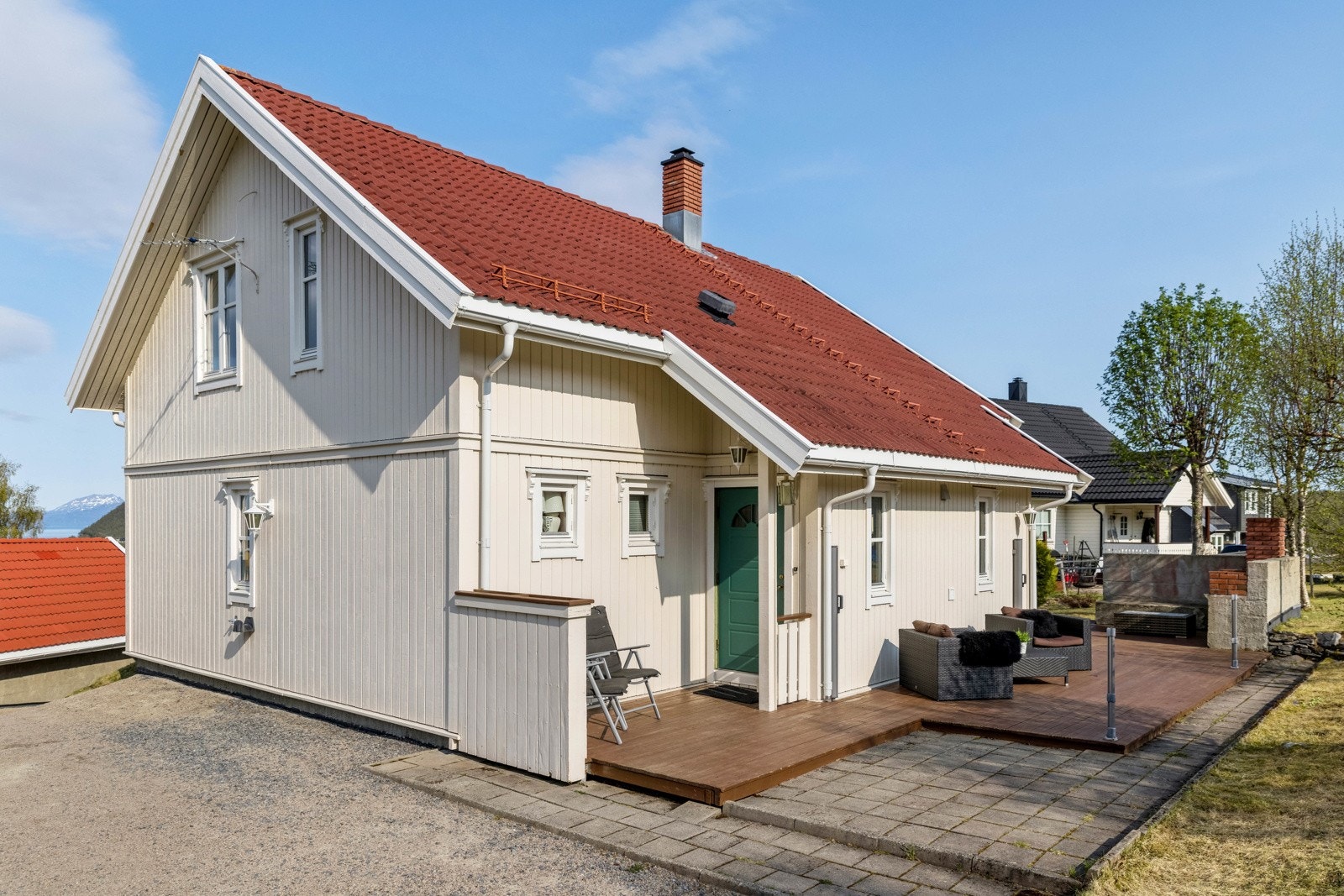 - Eiendommen er på 891 kvm og har flere soner utendørs hvor sola kan nytes. Galleribilde