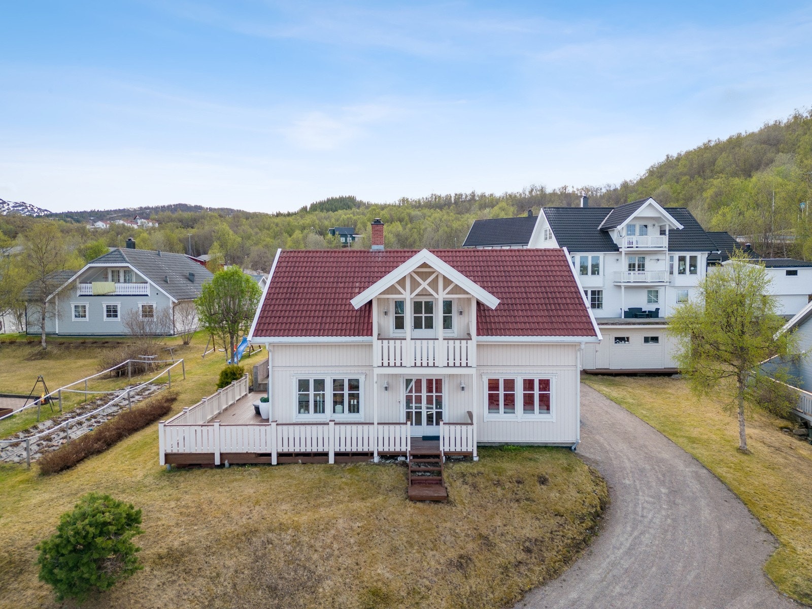 - Her byr vi på en meget pen enebolig på utsiktstomt med tilhørende garasje på 39 kvm. Galleribilde