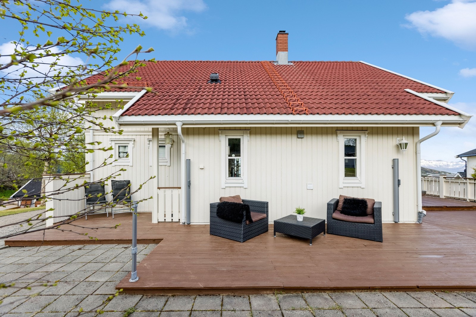 - Ettermiddagssola treffer godt i husveggen og nytes, mens du kan følge med barna som leker i trygge omgivelser. Galleribilde