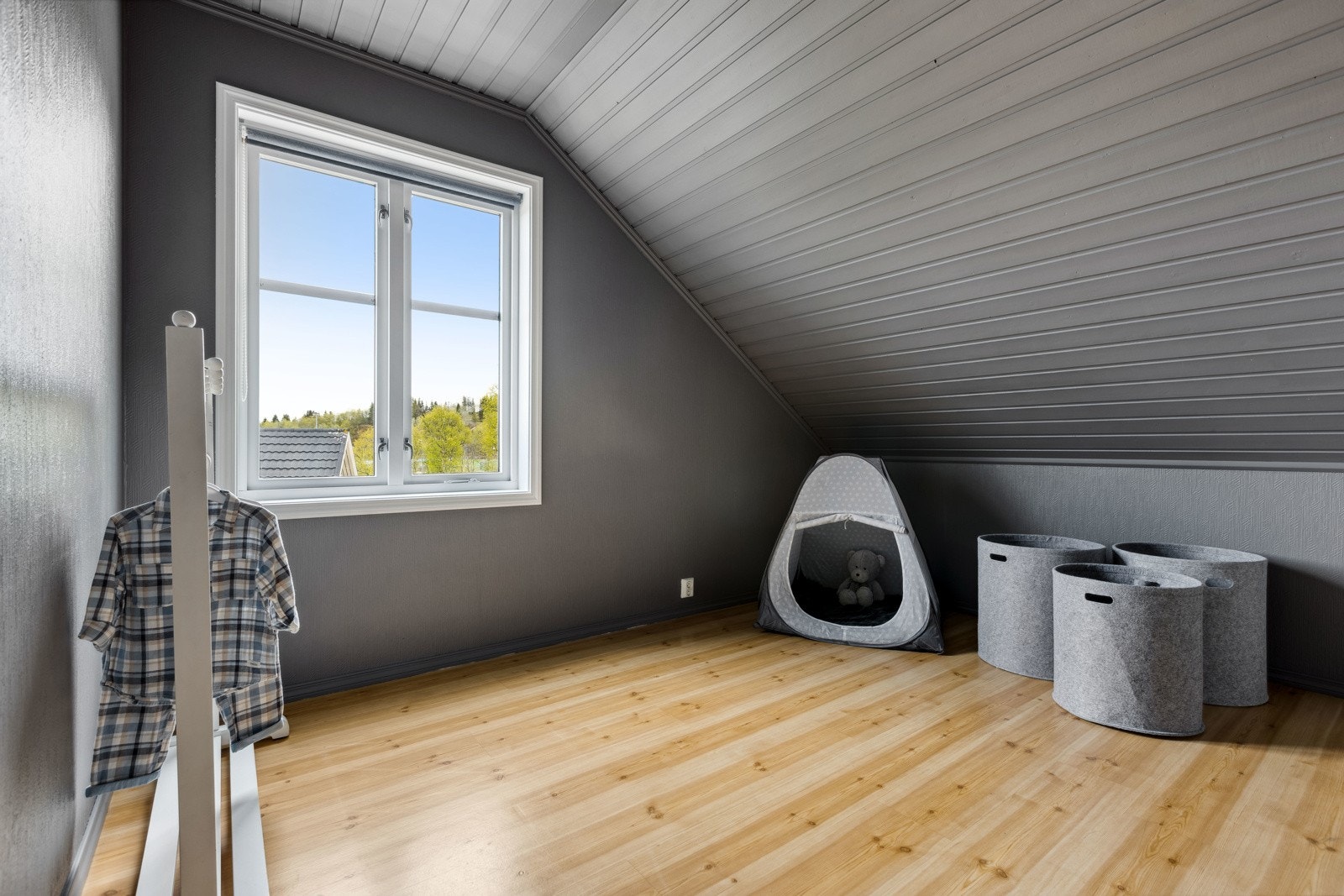 - Soverom II er det perfekte barnerom med flott utsikt over hav og by. Galleribilde