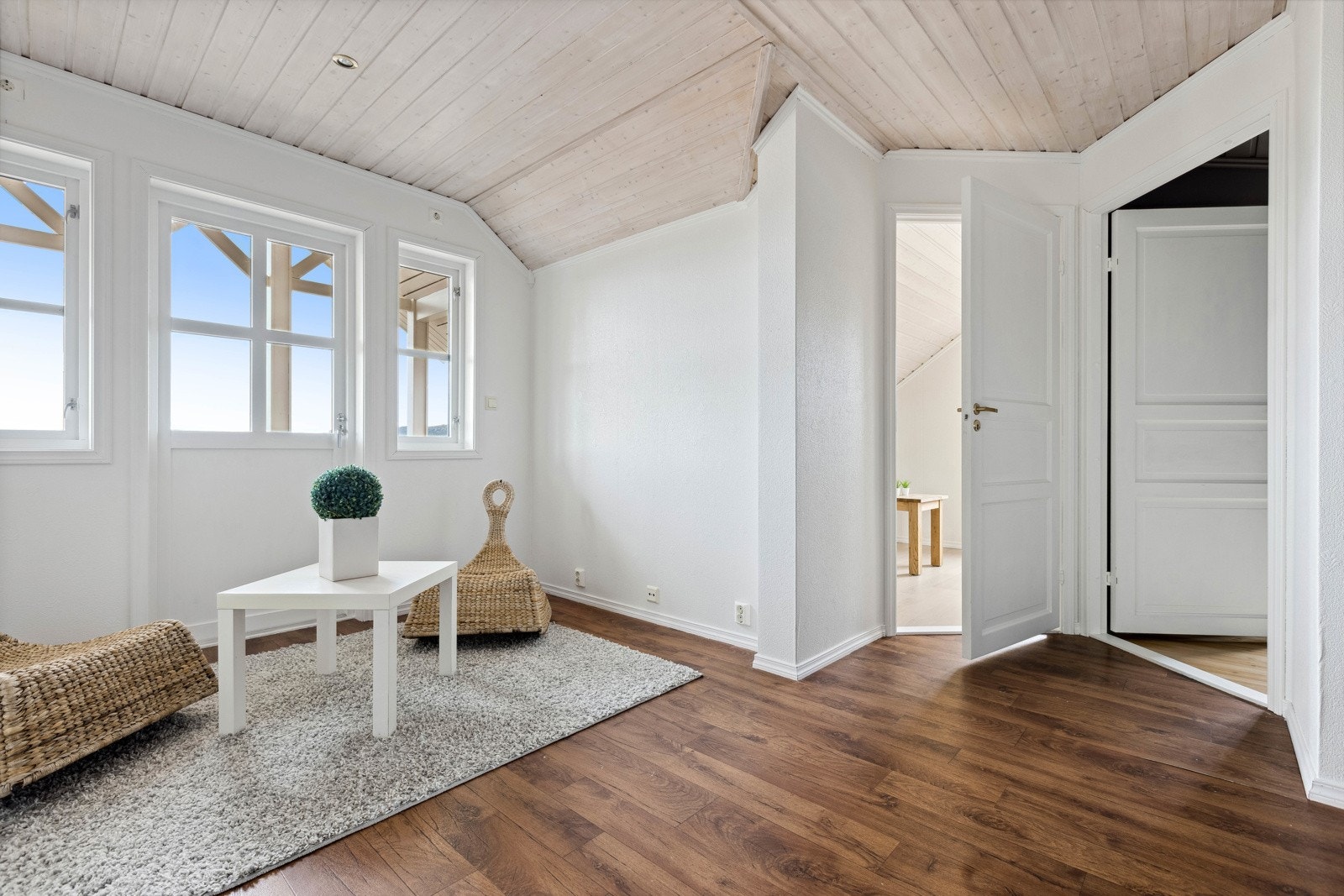 - Vi finner også 3 soverom, bod og bad her oppe. Galleribilde