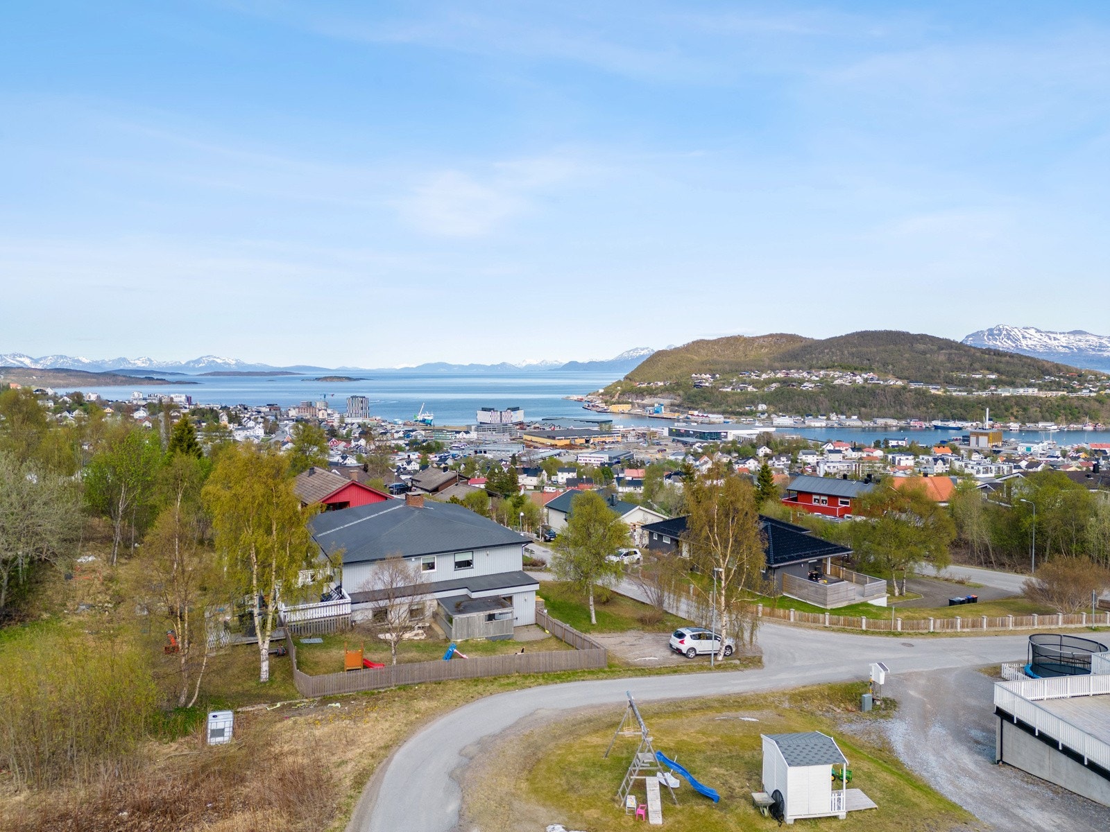 - På toppen av Harstadåsen bor du nydelig til og nyter en av byens flotteste utsikter over Vågsfjorden og over mot Gangsås. Galleribilde
