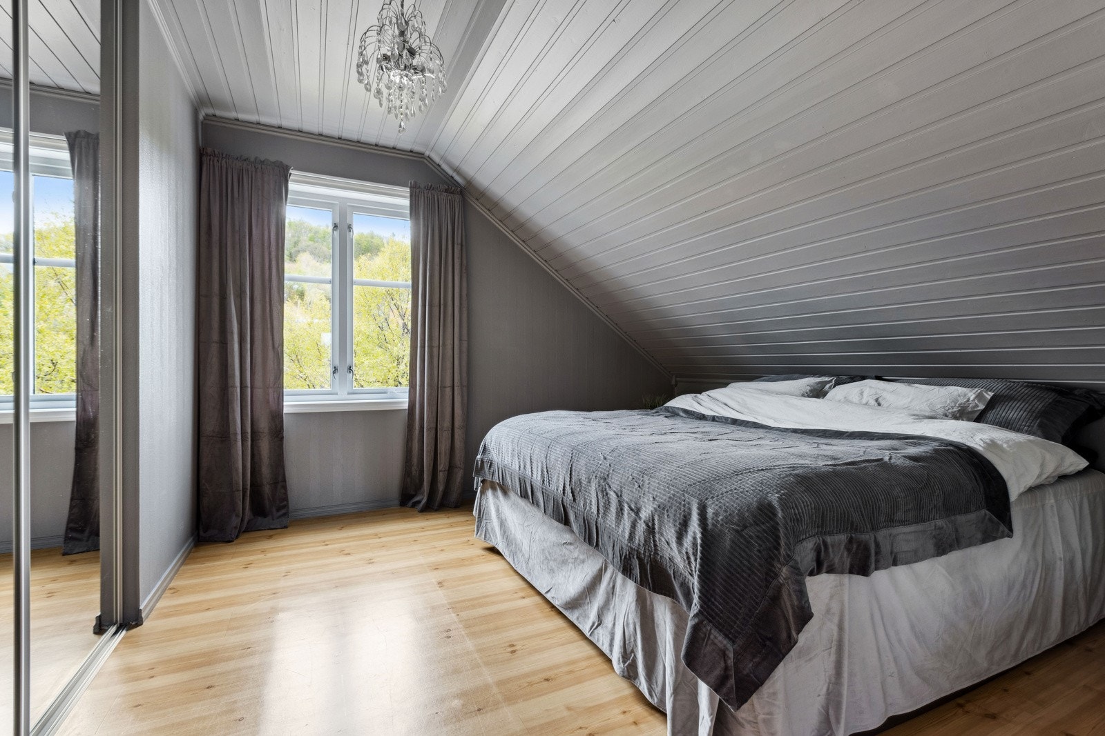 - Master bedroom malt i en lun fargetone som gir en behagelig atmosfære og god nattesøvn. Galleribilde