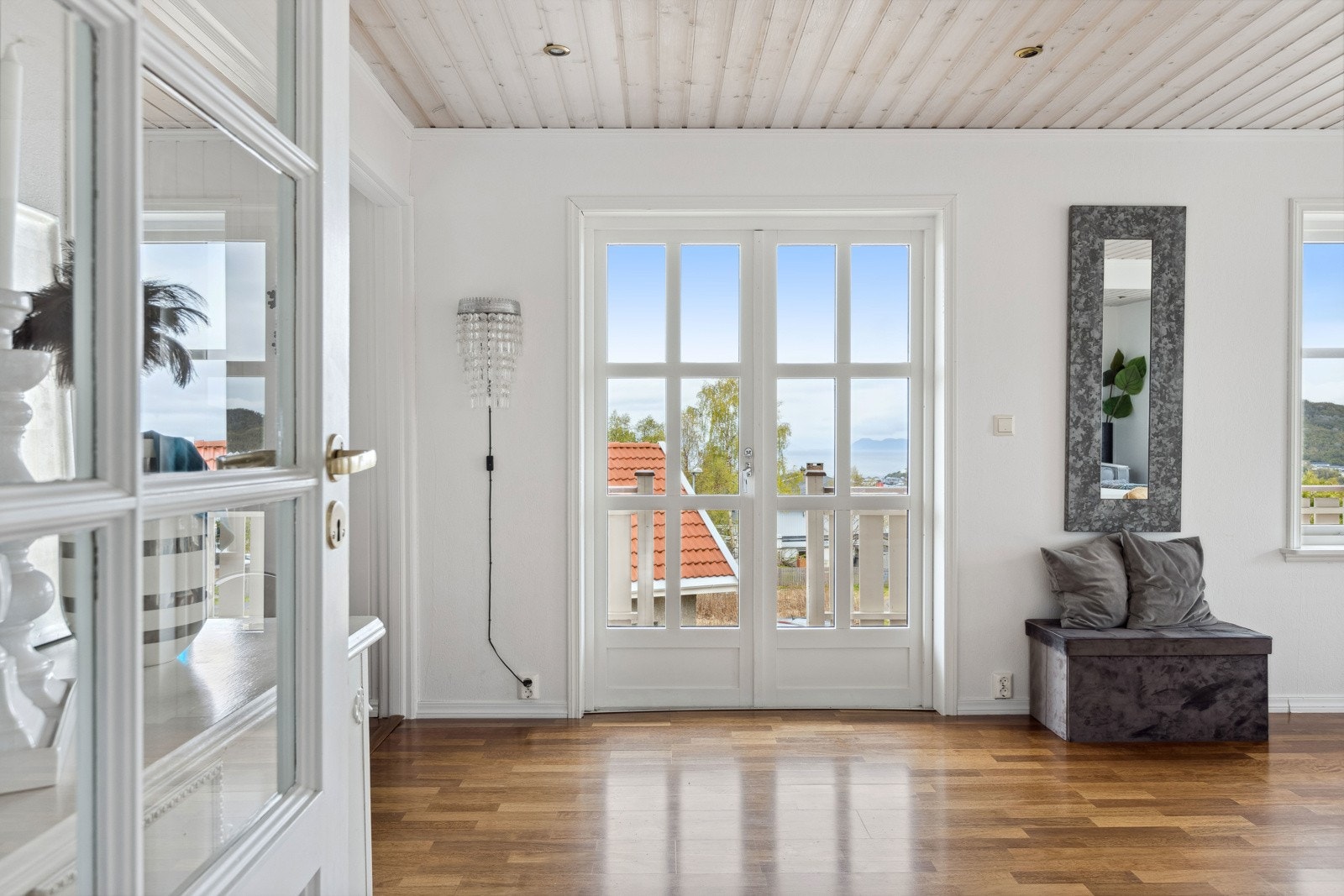 - Velkommen inn! Hovedplanet måler 80 kvm og inneholder entré, hall, vaskerom, toalettrom stue og kjøkken. Galleribilde