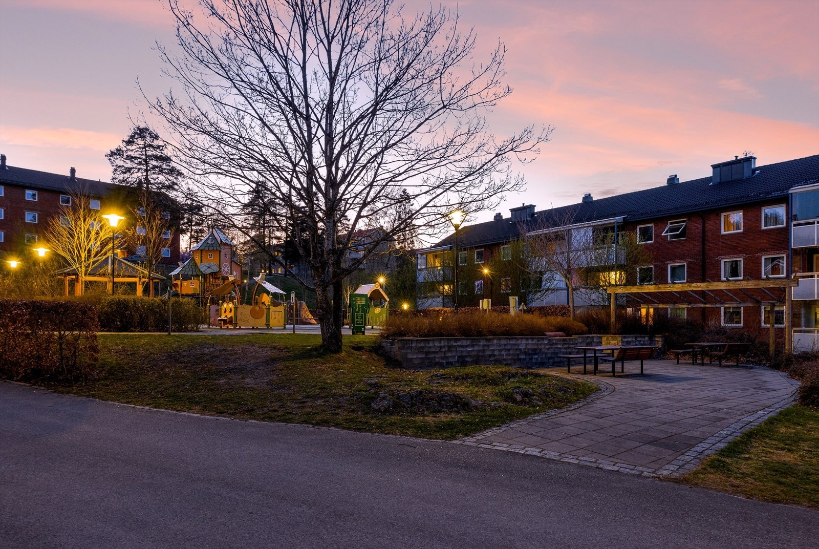 Tomten er pent opparbeidet med store, felles grøntarealer og diverse beplantning. Galleribilde