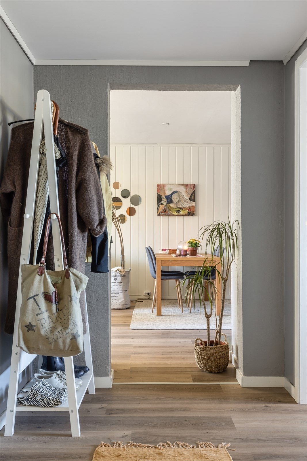 Hyggelig entrè/gang som ønsker velkommen inn. God plass til sko og yttertøy. Galleribilde