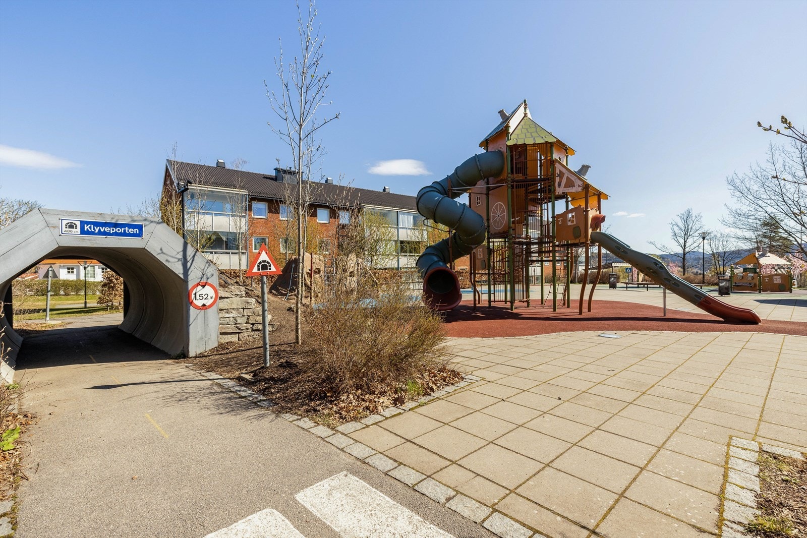 Borettslaget har stort og pent opparbeidet grøntareal, samt en nyere, fin lekeplass og fine fellesarealer med sittegrupper til felles bruk. Galleribilde