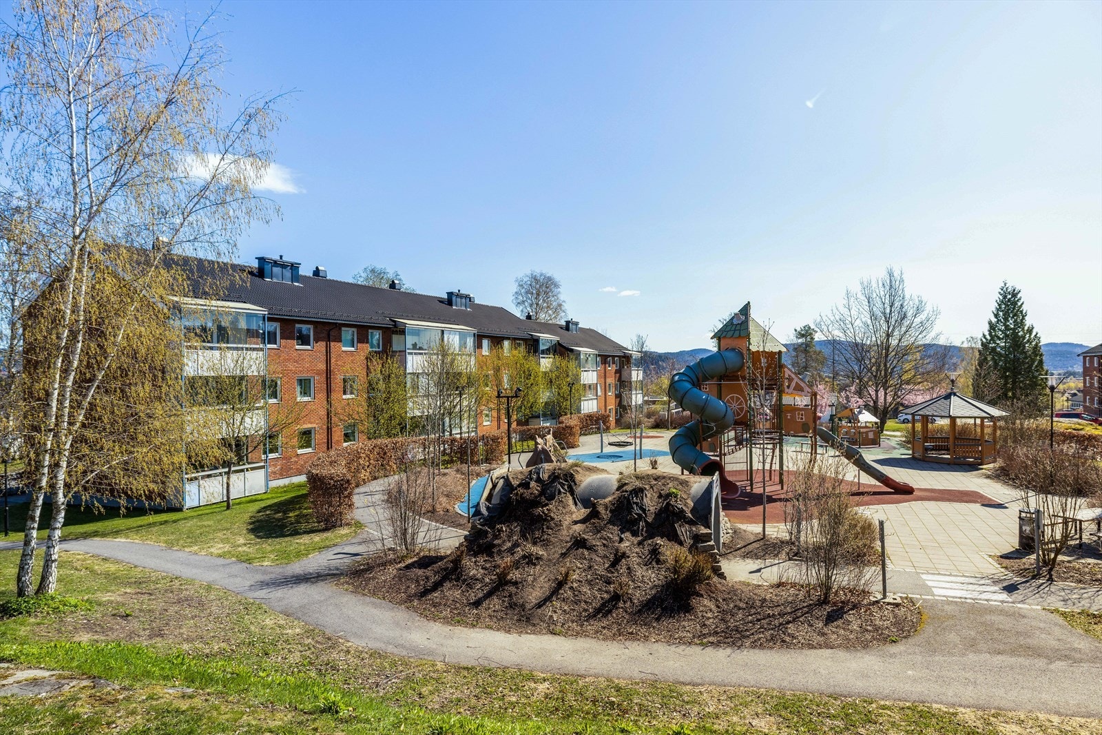 Området har nærhet til barnehager, Klyve skole med 1.-7. trinn og Kongerød ungdomsskole. Galleribilde