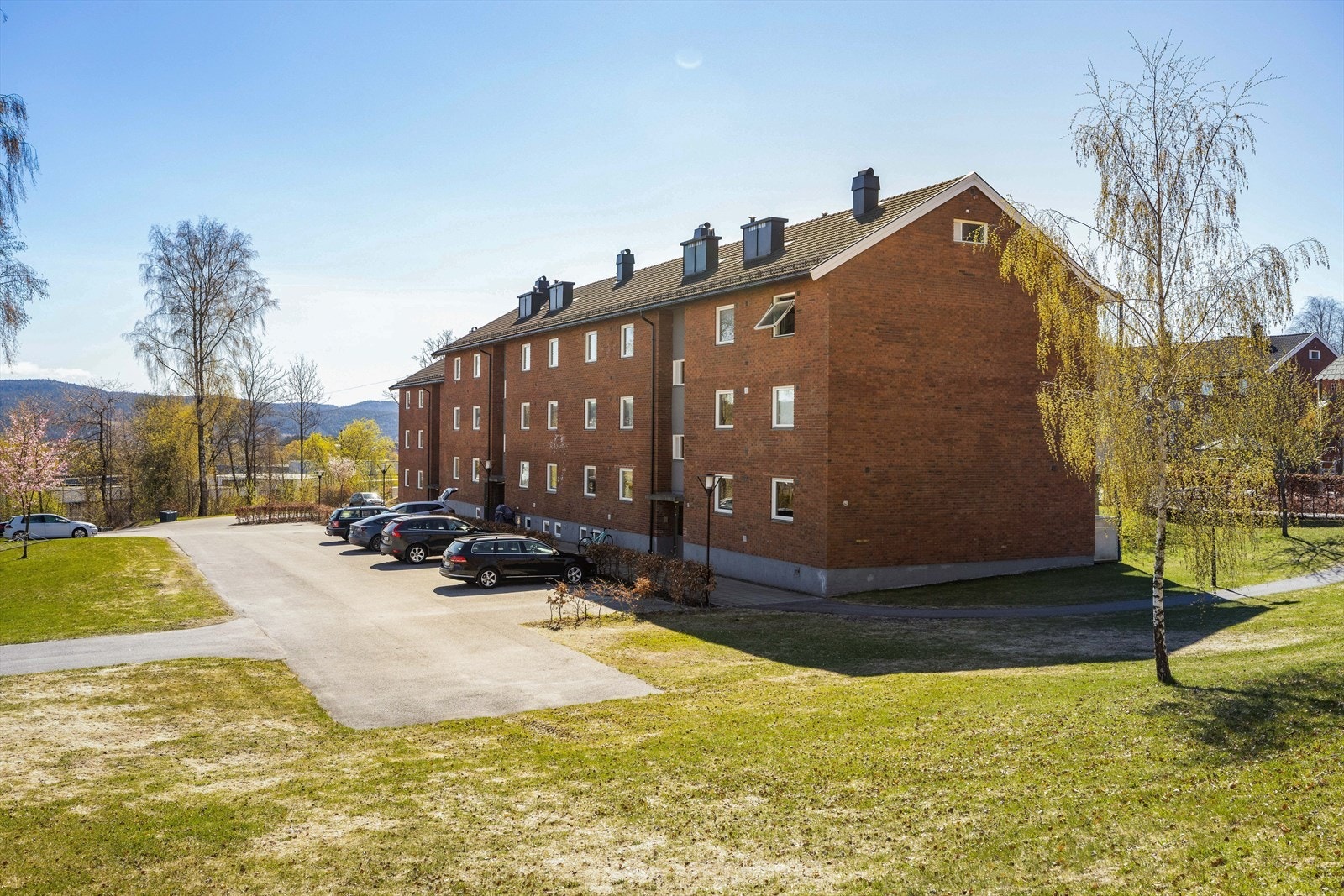 For øvrig asfalterte internveier og felles parkeringsplass, med oppmerkede biloppstillingsplasser. Galleribilde