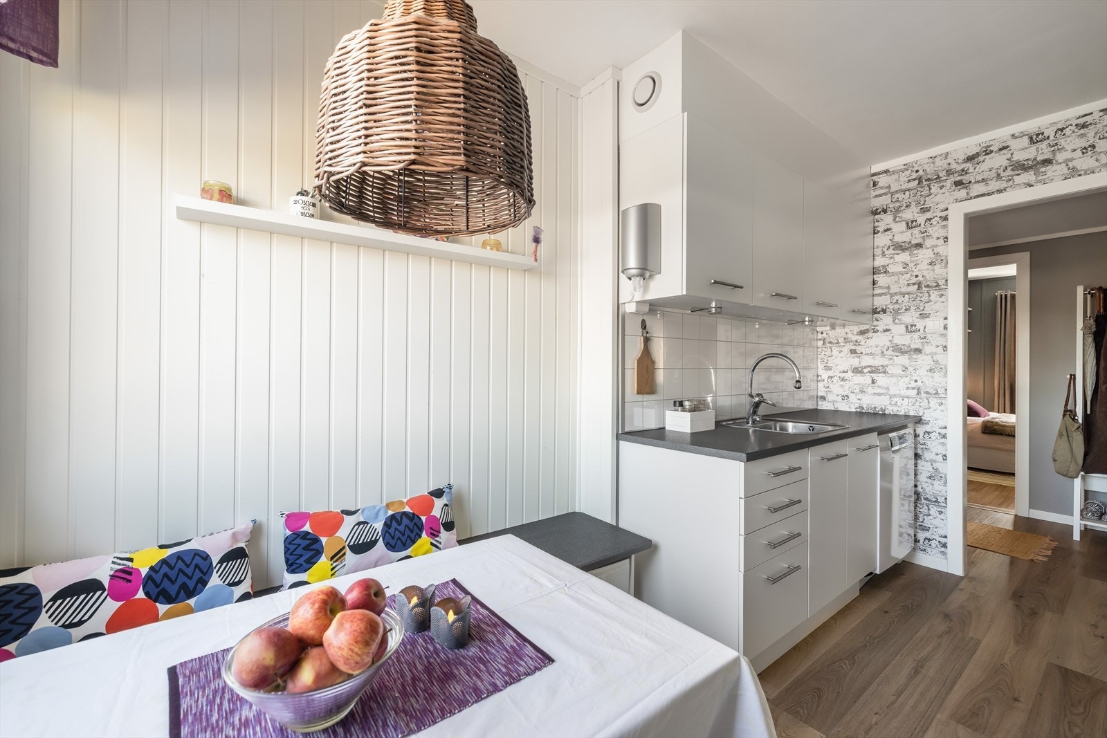 Kjøkkenet har laminat på gulvet, tapet og panelplater på vegger og malt betong i tak. Galleribilde