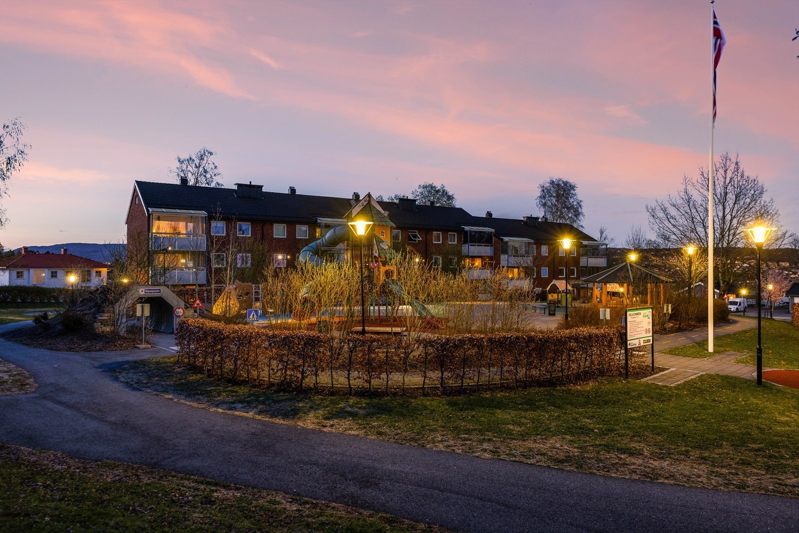 Flere sosiale soner med sittegrupper til felles bruk. Galleribilde