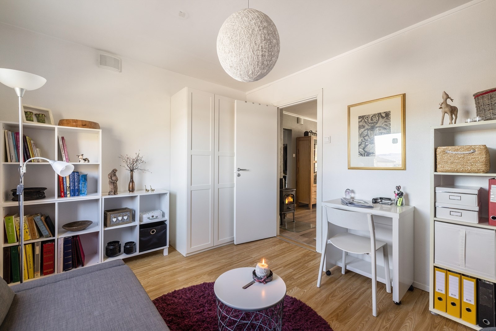 Soverom 1 har garderobeskap med plass til klesbeholdningen. Galleribilde