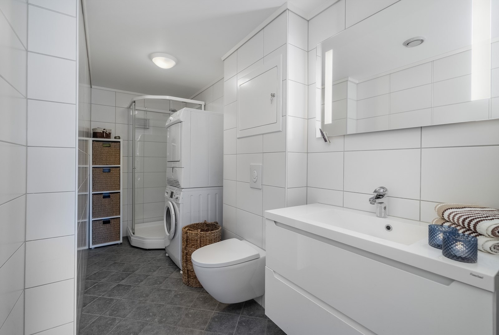 Pent, flislagt bad med varmekabler i gulv. Det er opplegg for vaskemaskin. Galleribilde