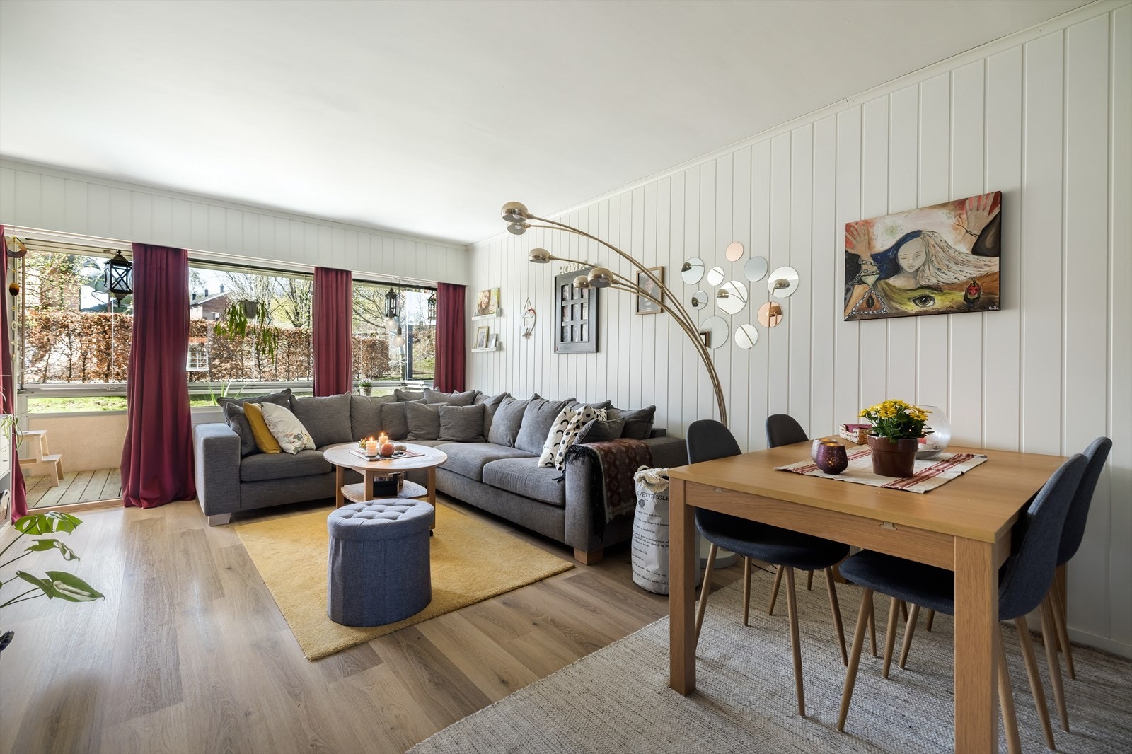 Lys og fin stue med plass til både sofagruppe og spisestue. Galleribilde