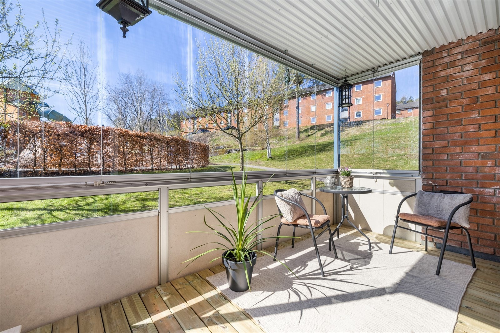 Boligen fremstår som en lys og delikat endeleilighet med enkel adkomst i 1. etasje, med innglasset balkong med gode solforhold og hyggelig utsyn mot fine grøntområder. Galleribilde
