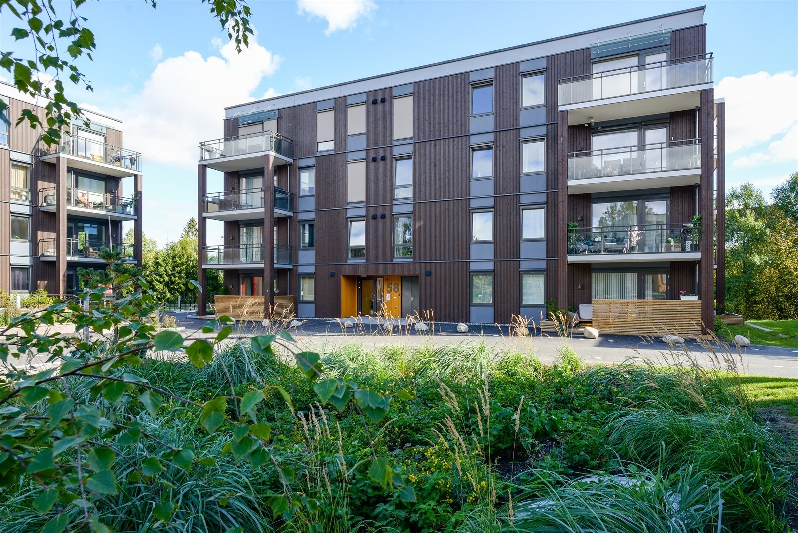 Bo luftig og fritt i grønne, naturskjønne omgivelser, med 10 minutters gangavstand til Strømmen, barnehager, skoler og idrettsanlegg, og med flotte naturområder rett utenfor døren! Galleribilde