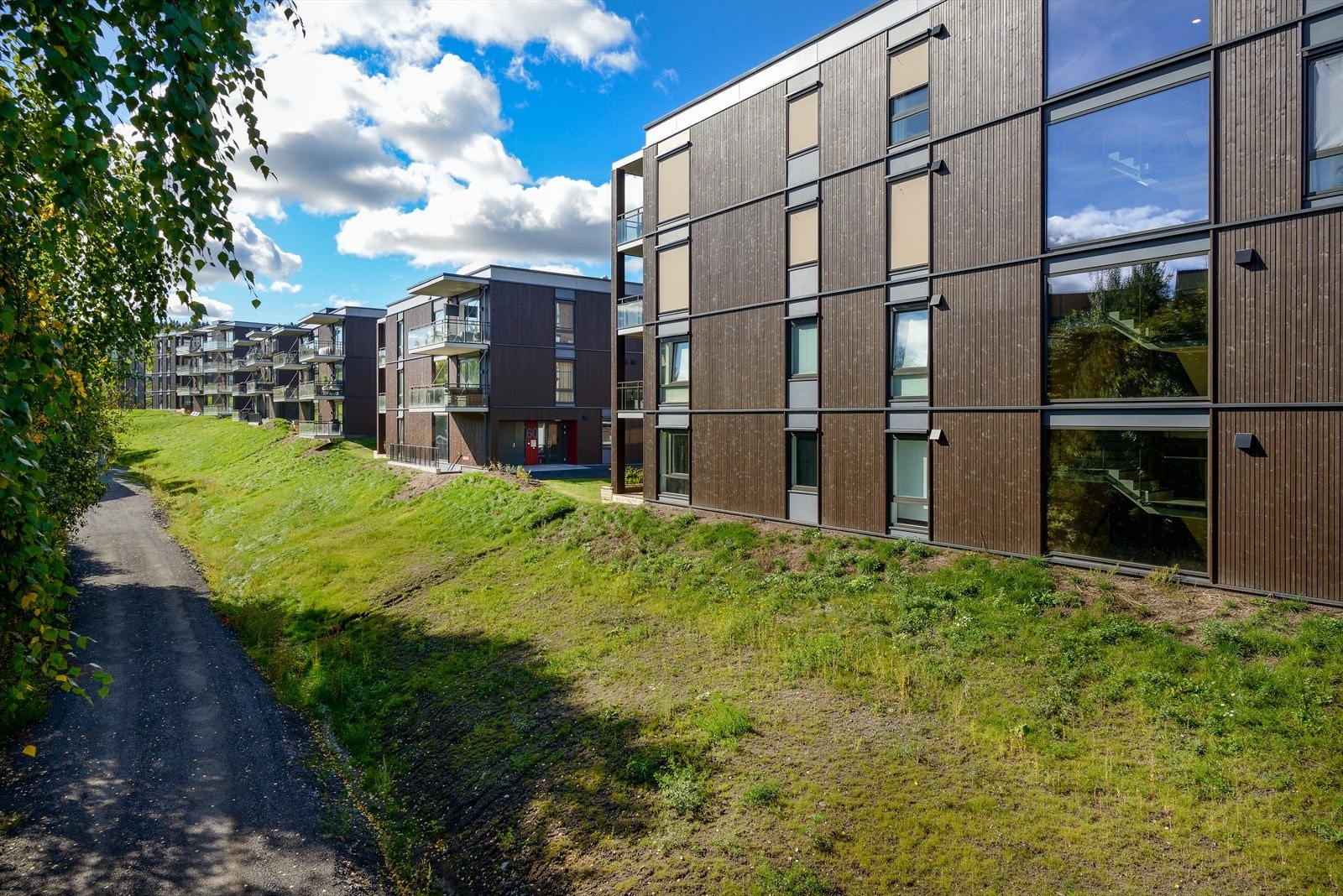 Bo luftig og fritt i grønne, naturskjønne omgivelser, med 10 minutters gangavstand til Strømmen, barnehager, skoler og idrettsanlegg, og med flotte naturområder rett utenfor døren! Galleribilde