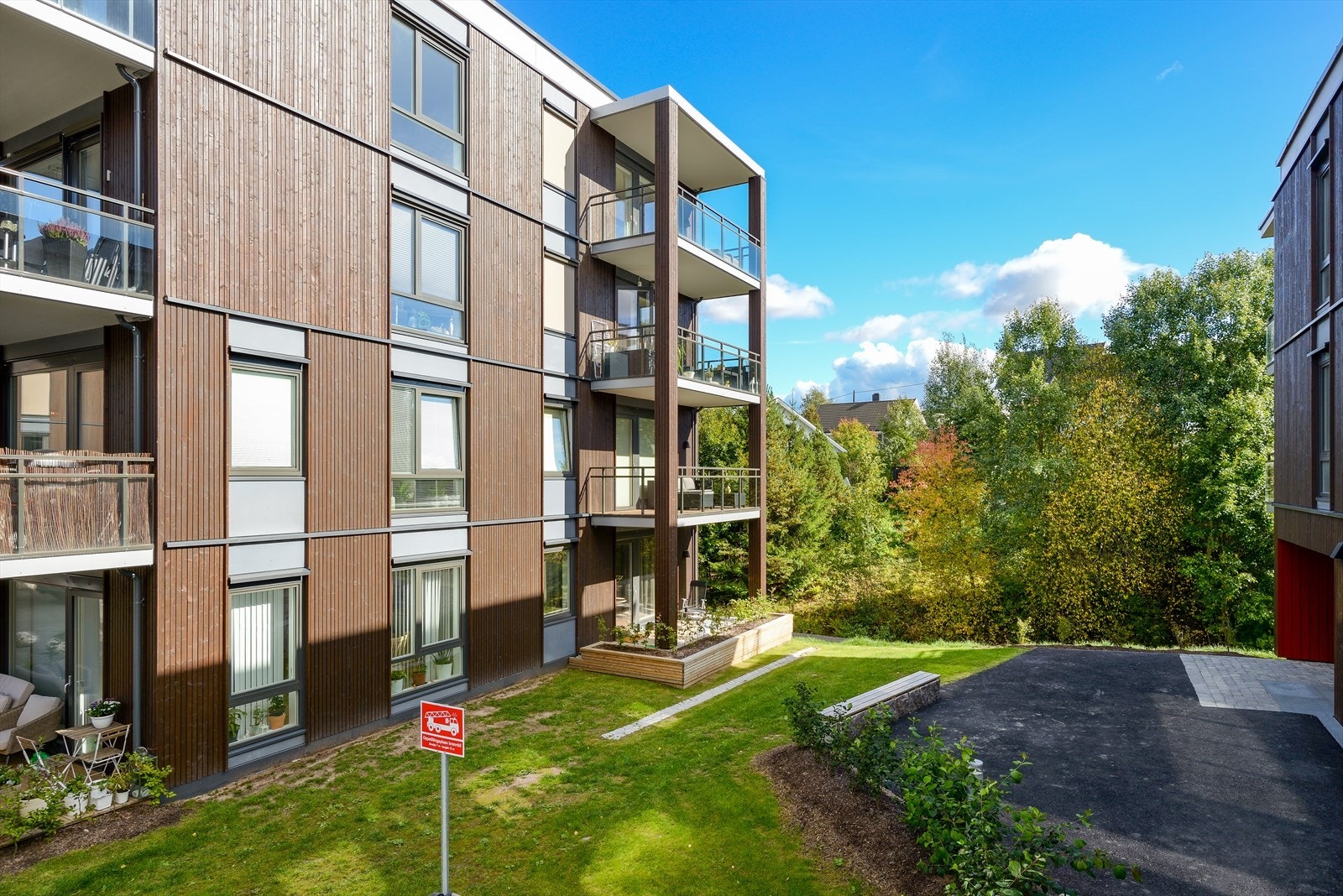 Bo luftig og fritt i grønne, naturskjønne omgivelser, med 10 minutters gangavstand til Strømmen, barnehager, skoler og idrettsanlegg, og med flotte naturområder rett utenfor døren! Galleribilde