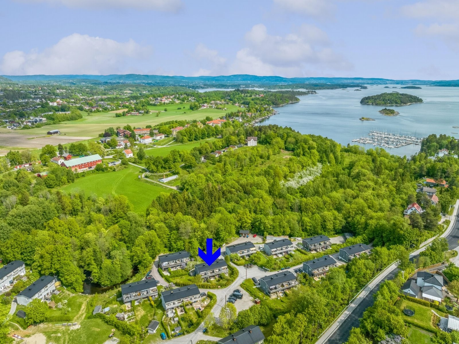 Hagebyen grenser til herlige rekreasjonsområder med flotte turmuligheter. Sommerstid går kyststien like nedenfor. Vinsterstid er det gangavstand til skiløyper. Galleribilde