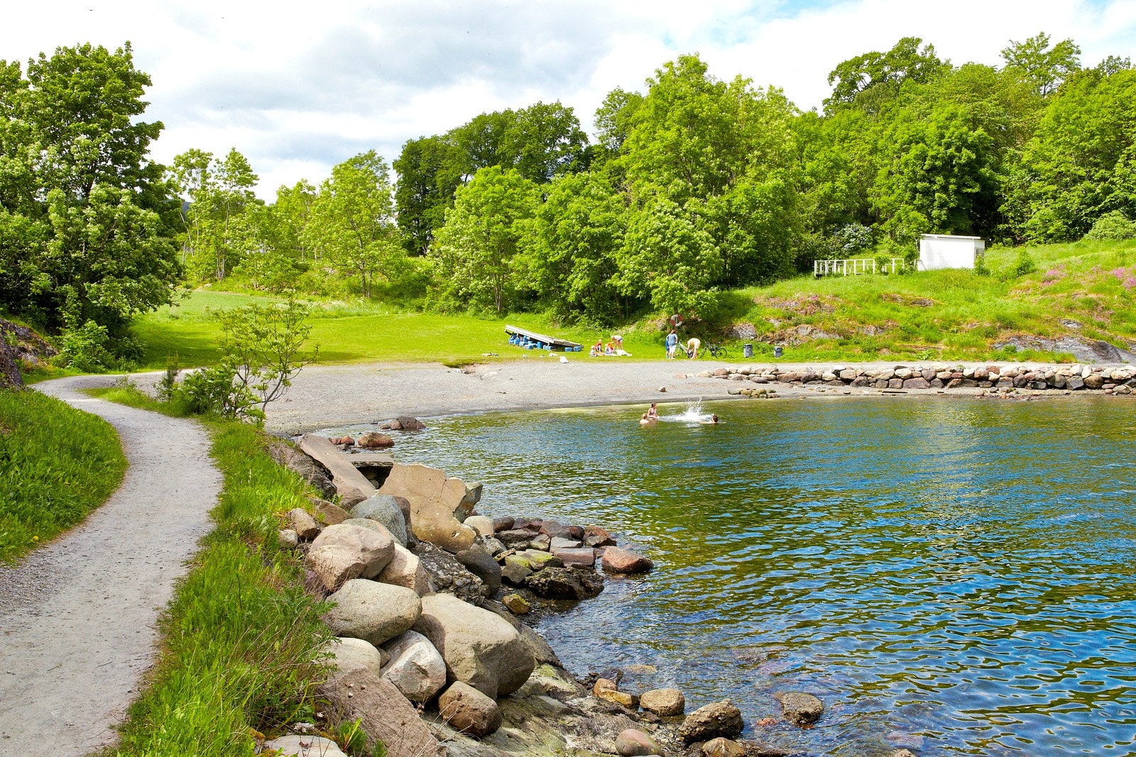 Blakstadbukta ligger noen minutter unna. Her er det sandstrand og badebrygge. Galleribilde