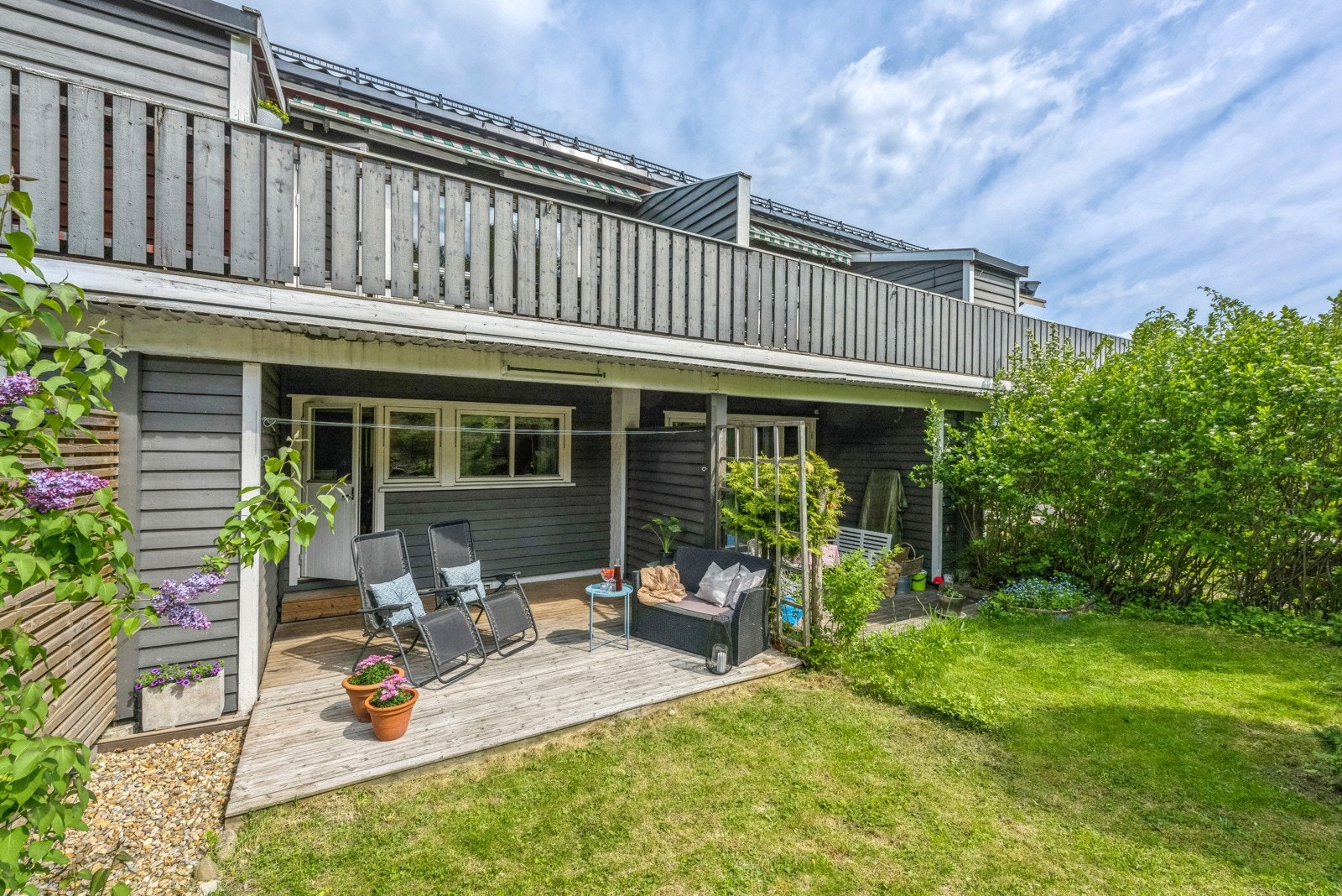 Terrassen er delvis overbygget og har direkte utgang til hagen. Her er det også adkomst til en bod. Galleribilde