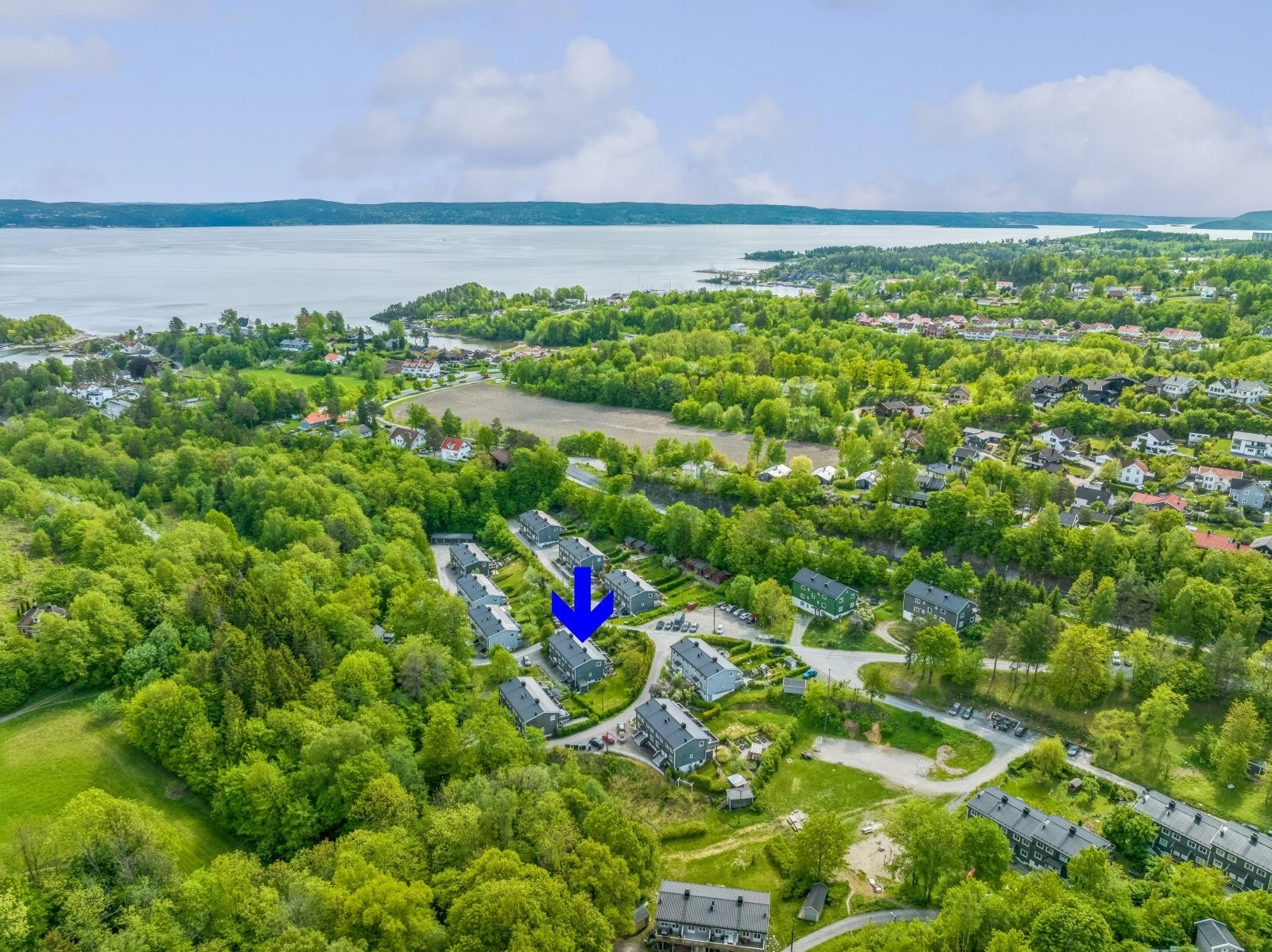 Blakstad hageby ligger landlig og sjønært til. Her er det rusleavstand til sjøen, barnehager, skole, bussholdeplass og nærbutikk, for å nevne noe. Galleribilde