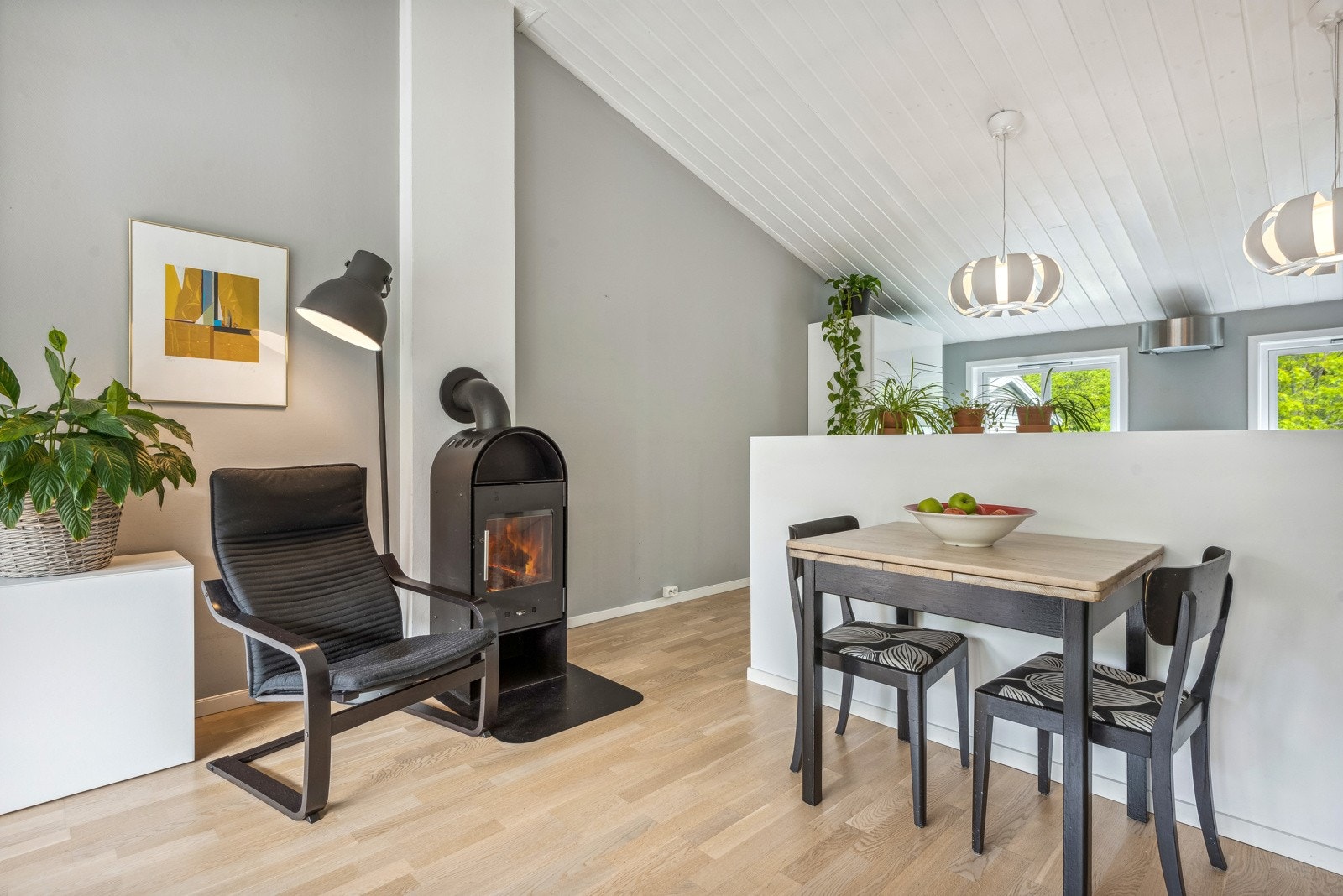 I stuen er det også plass til spisebord. Galleribilde