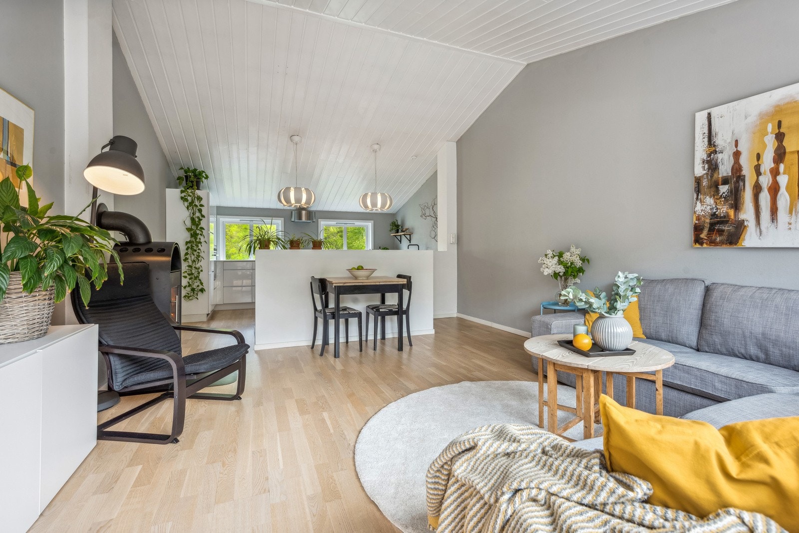 Den åpne planløsningen i 2. etasje gir et sosialt og åpent hjem. Galleribilde