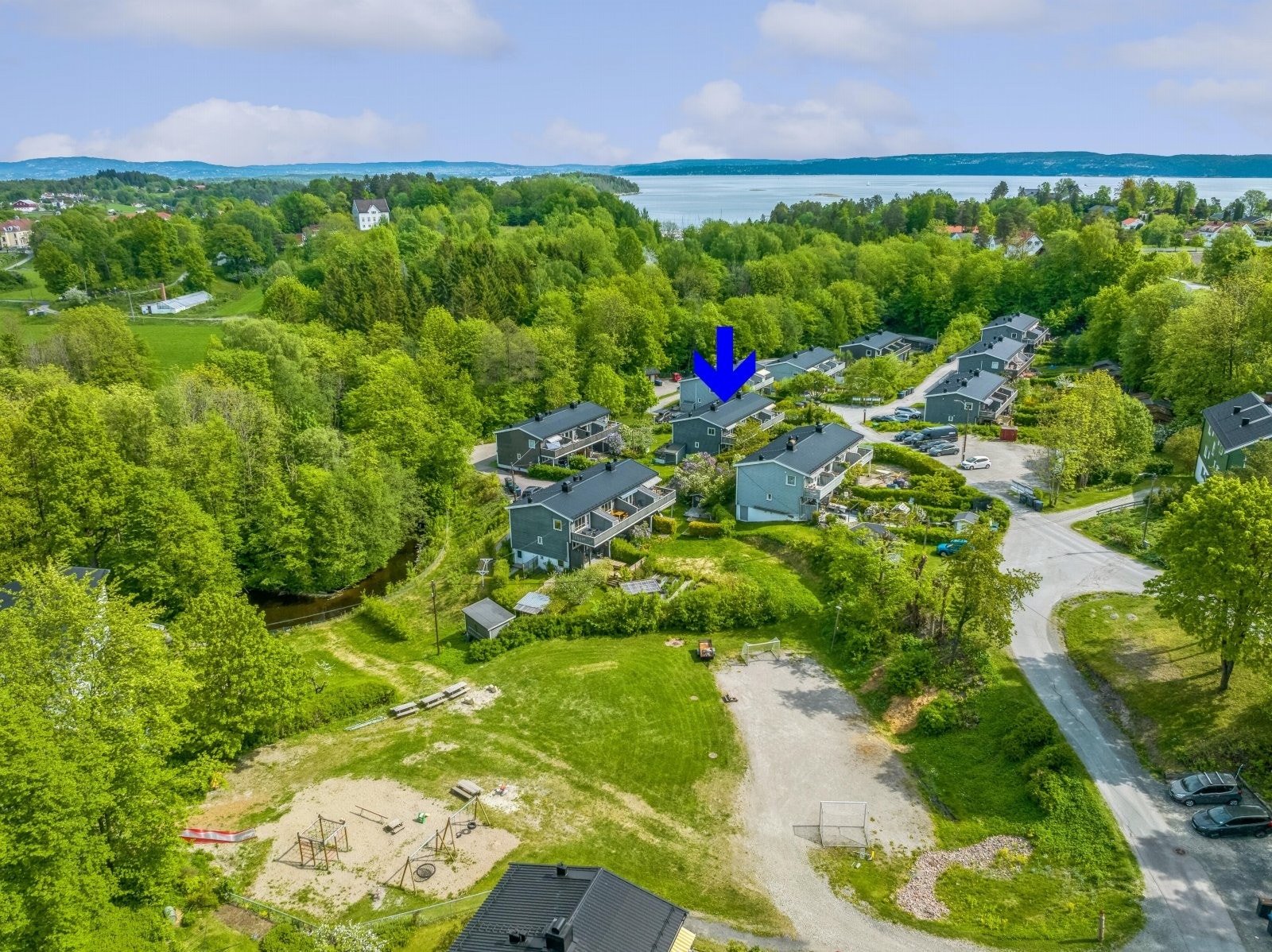 Det er to lekeplasser i hagebyen. Dette er den største som ligger like ved siden av boligen. Det er store planer for lekeplassen og det er foreslått både taubane, grillhytte og fotballbane. Galleribilde