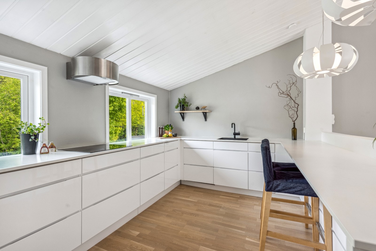 Kjøkkenet har moderne innredning og benkeplate i laminat. Galleribilde
