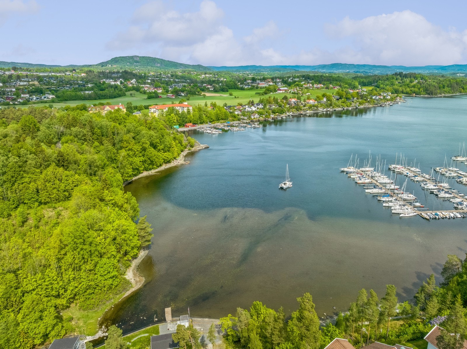 Det er bare noen minutters gange ned til sjøen. Galleribilde
