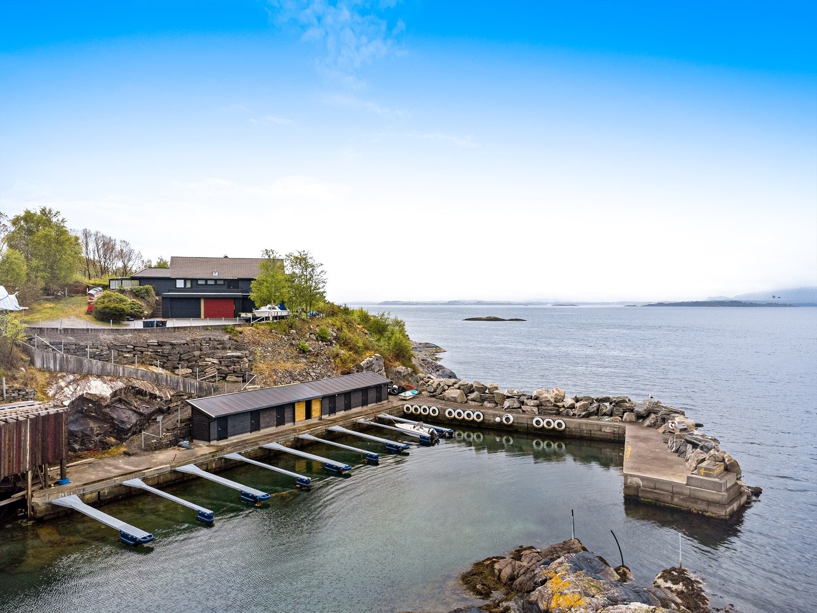 Område består av båthavn (privat) og badestrand. Galleribilde