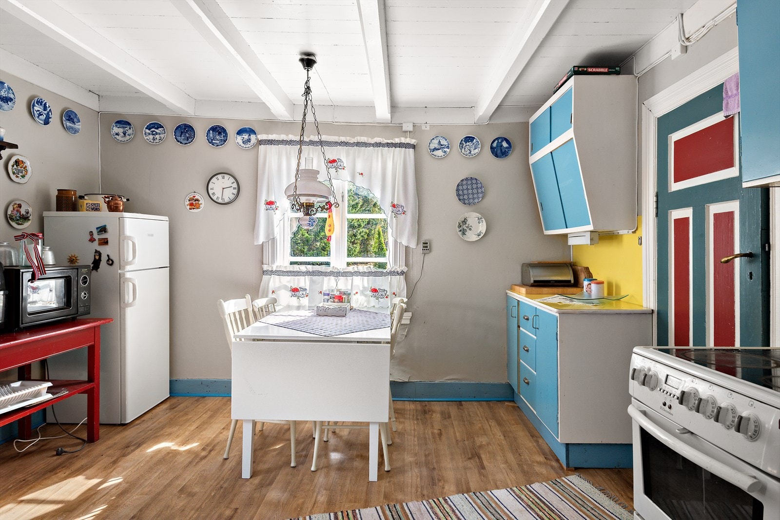 Kjøkkenet ligger separat til, og har plass for spisebord. Kjøkkeninnredning består av malte heltre skrog med malte slette fronter, malt benkeplate og nedfelt oppvaskkum i
stål med ett-greps blandebatteri. Galleribilde
