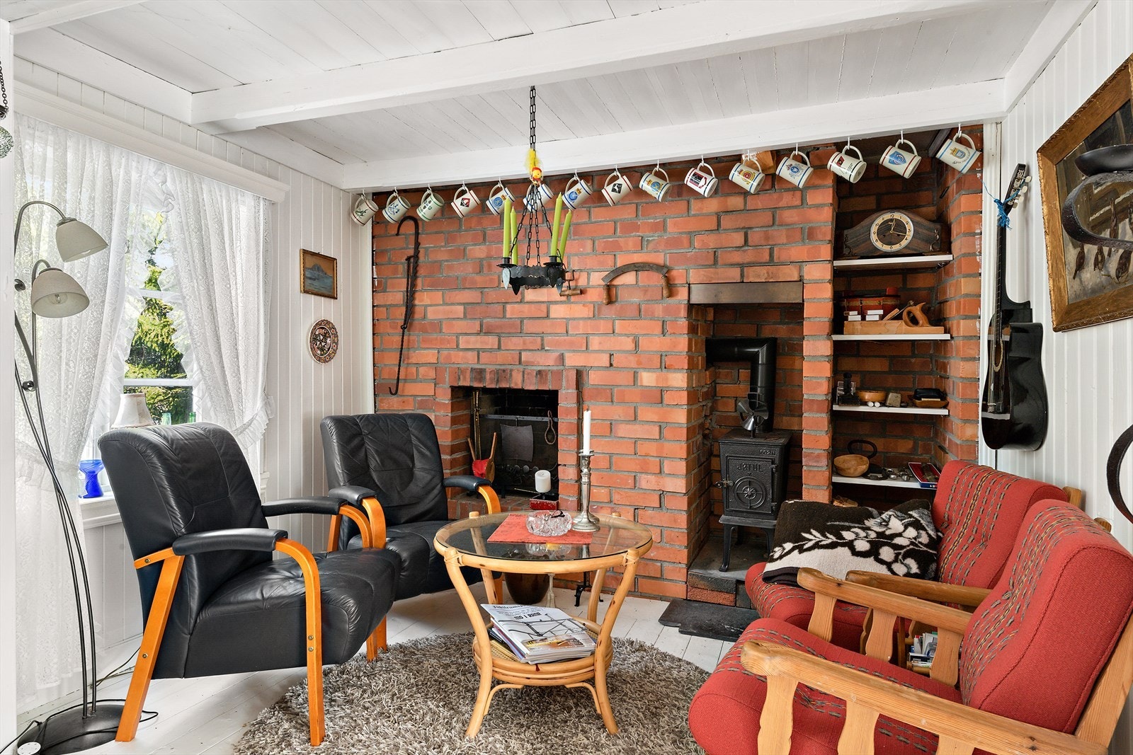 Det er plass for flere sofagrupper i stuen. Vedovnen er plassert innerst, og gir god varme på kalde dager. Galleribilde