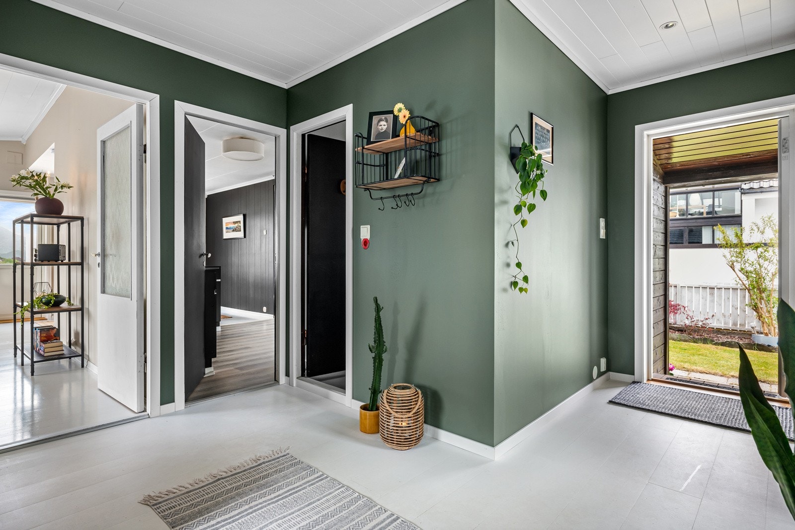 Velkommen inn! Entré med mulighet for oppheng og enkel tilkomst til alle rom Galleribilde