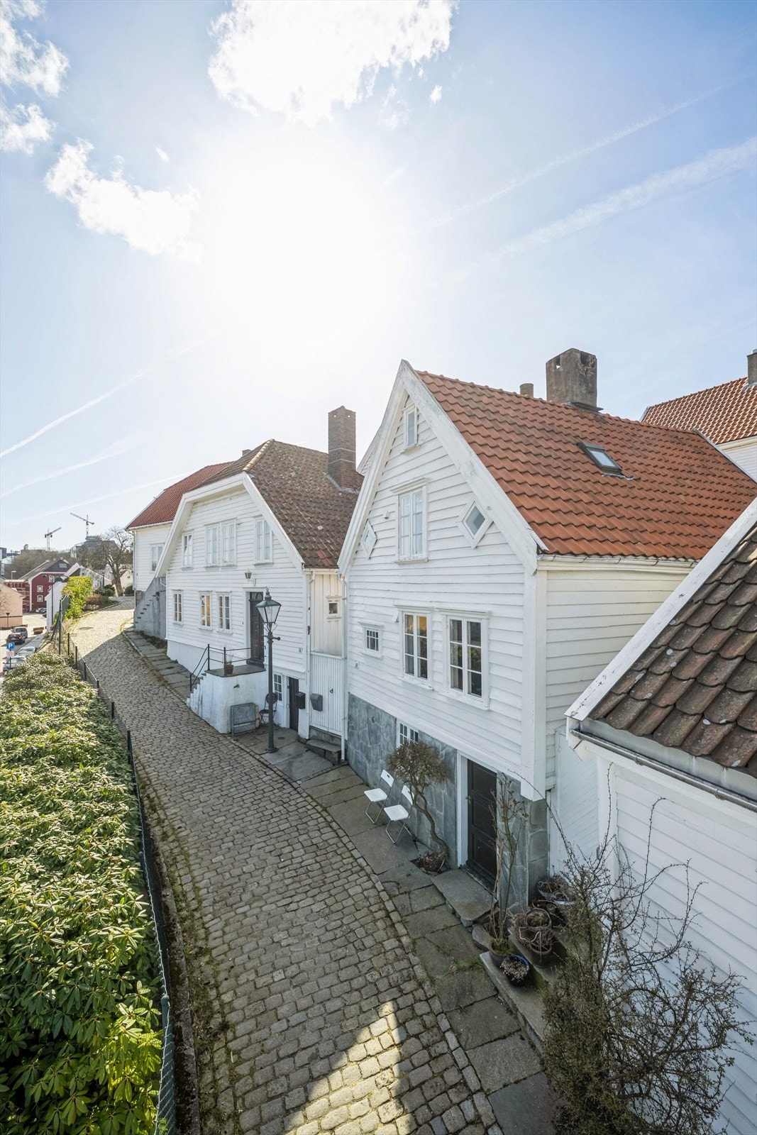 Boligeiendom fra 1847 i gamle Stavanger i første rekke rett ved sjøen/bypromondaen Galleribilde