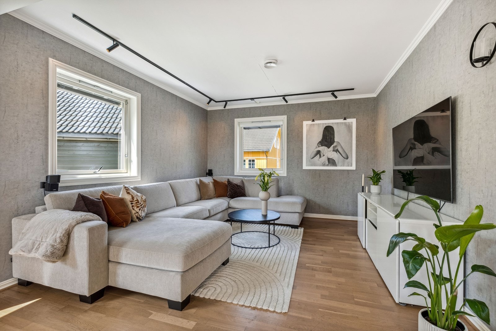 Her er det god plass til både sofagruppe og spisestue. Galleribilde