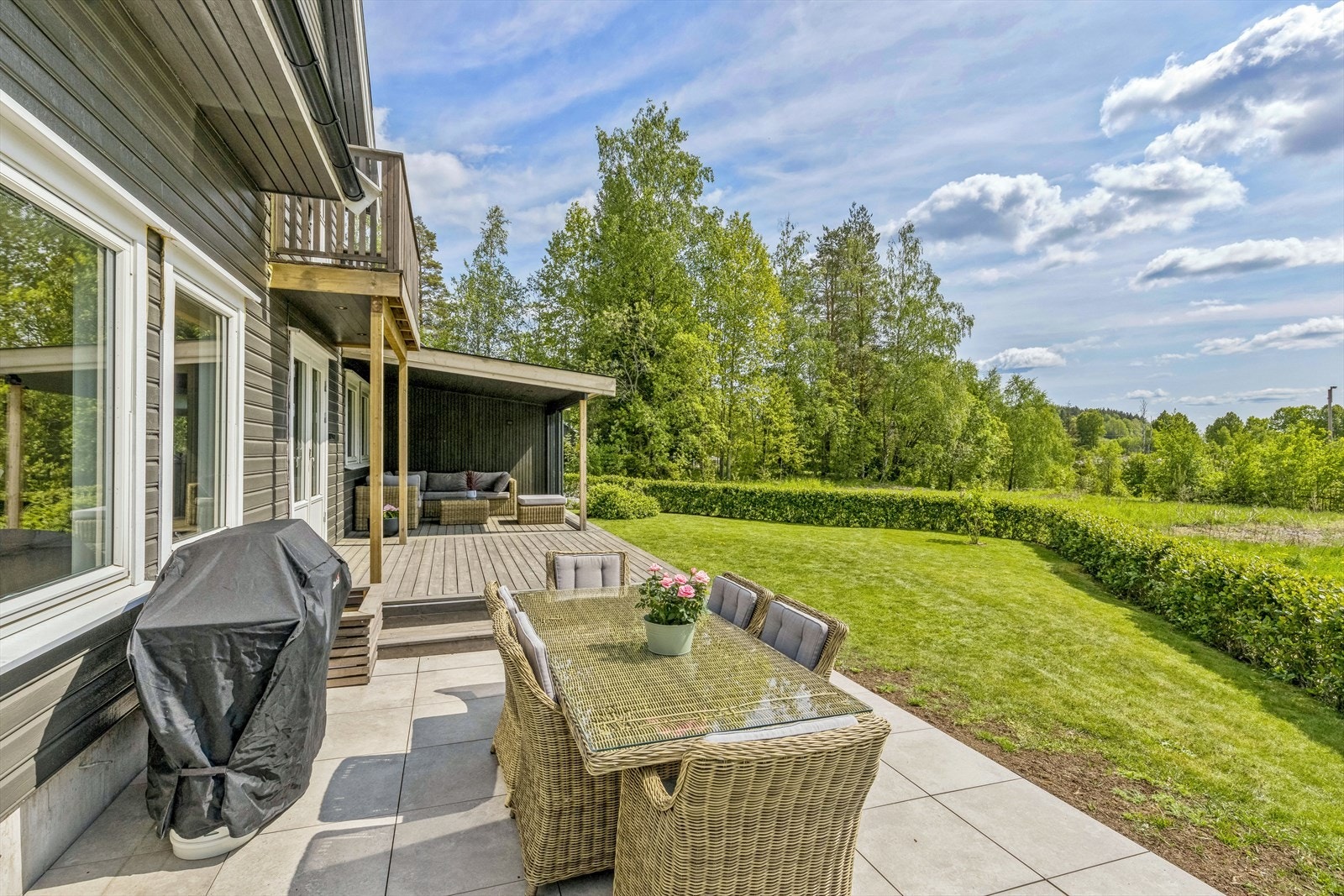 Solrik terrasse utenfor kjøkkenet og stuen. Galleribilde
