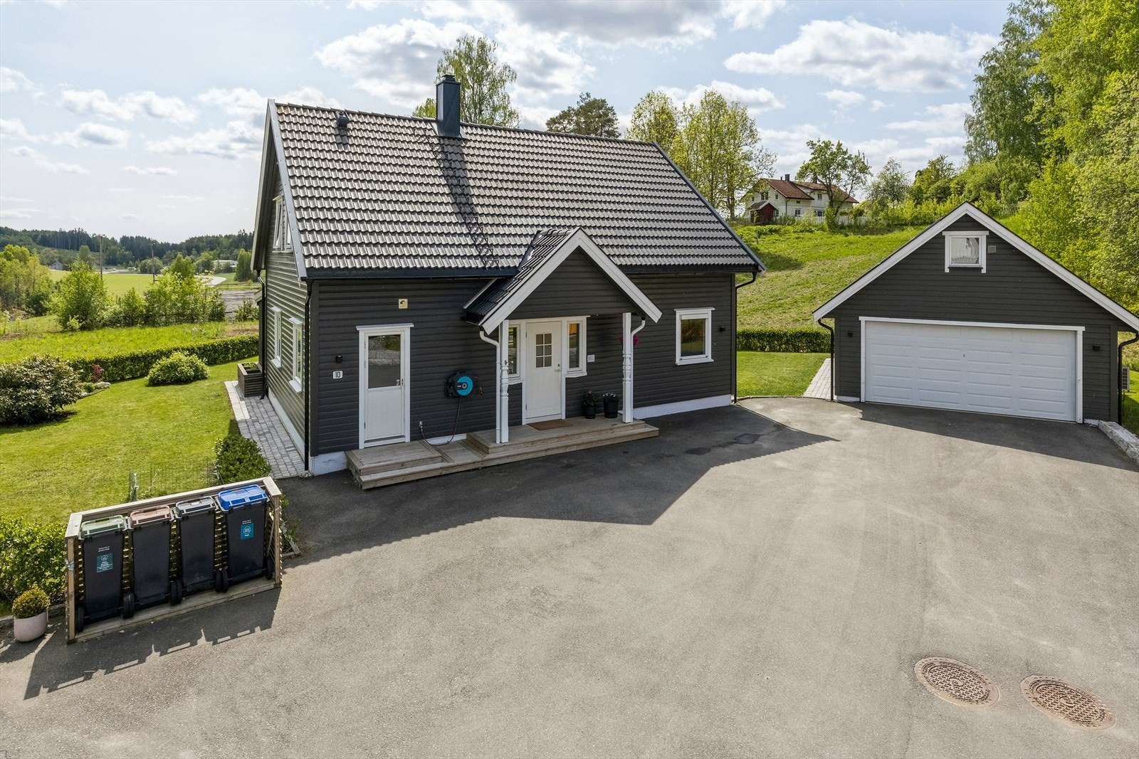 Eiendommen ligger i blindvei og har dobbelgarasje. Galleribilde