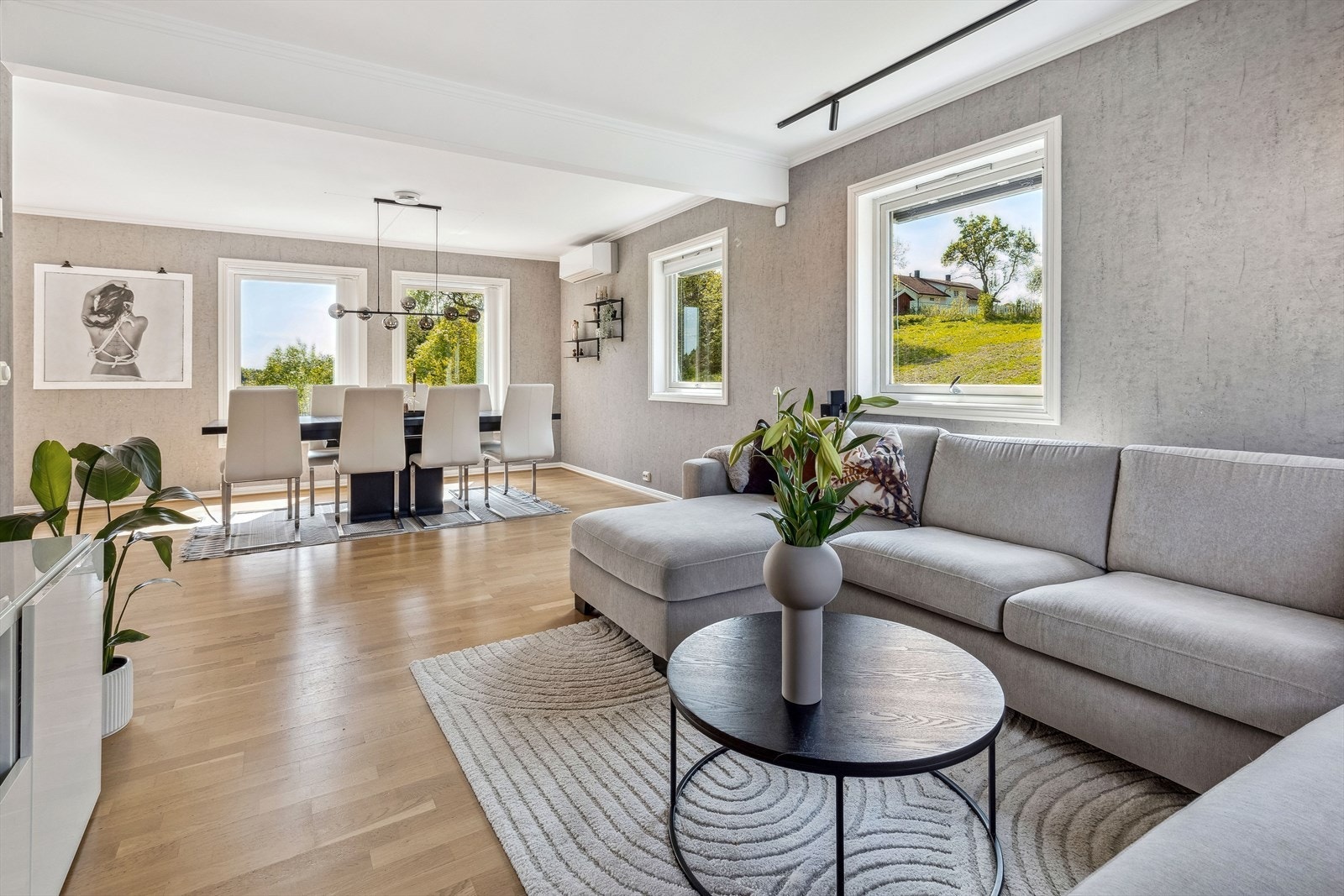 Store vindusflater sørger for godt med naturlig lys i stuen. Galleribilde