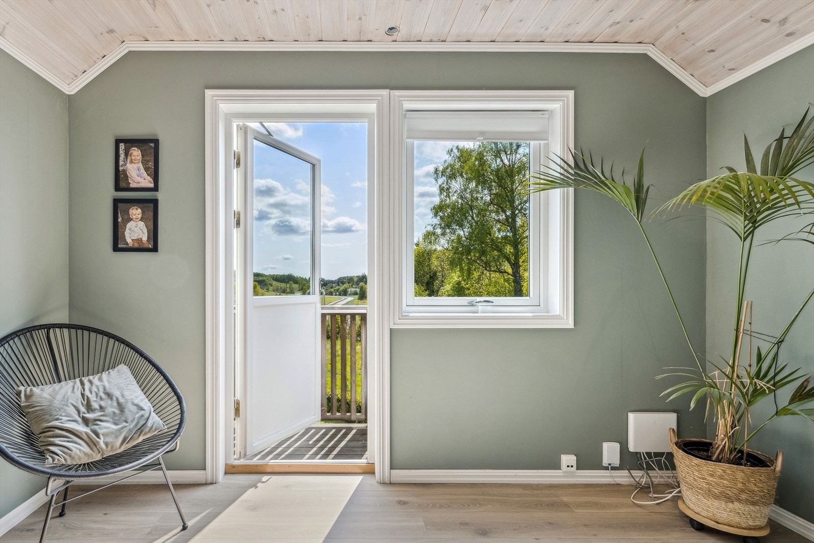 Kontor/ gjesterom. Dette har opprinnelig vært loftstue, men det er satt opp en vegg for å få et adskilt rom. Galleribilde