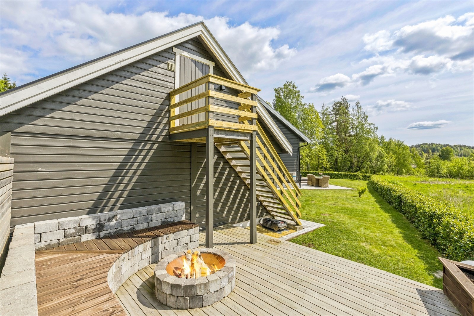 På baksiden av garasjen er det også etablert terrasse og grillplass. Det er god plass på loftet over garasjen. Galleribilde