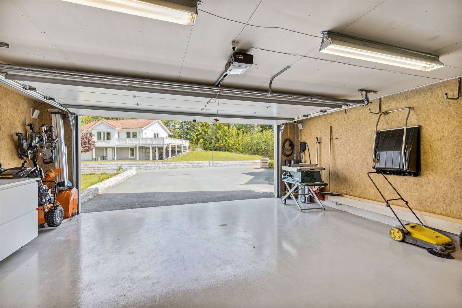 Dobbelgarasje med bod i bakkant og loft over. Adkomst til loftet via utvendig trapp på baksiden. Galleribilde