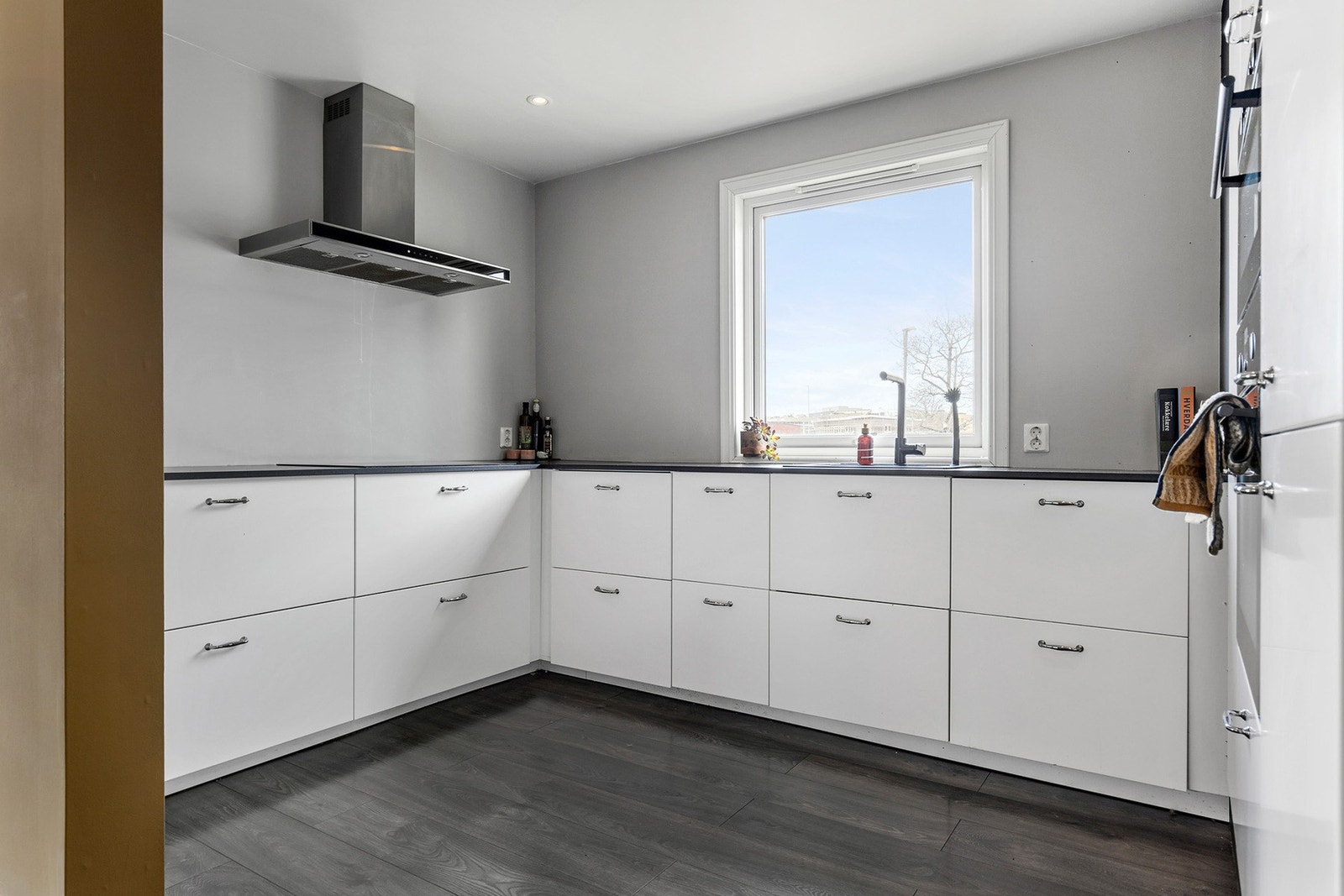 Lekkert kjøkken med IKEA-kjøkkeninnredning fra 2016. Her har du rikelig med skap- og benkeplass. Galleribilde