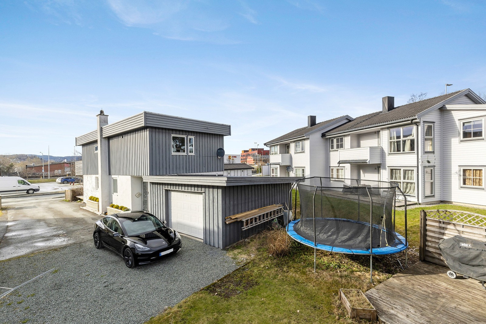 Det er parkering i garasje og oppstillingsplasser på tomt. Platting på baksiden av huset med plass til grill og møblement. Galleribilde