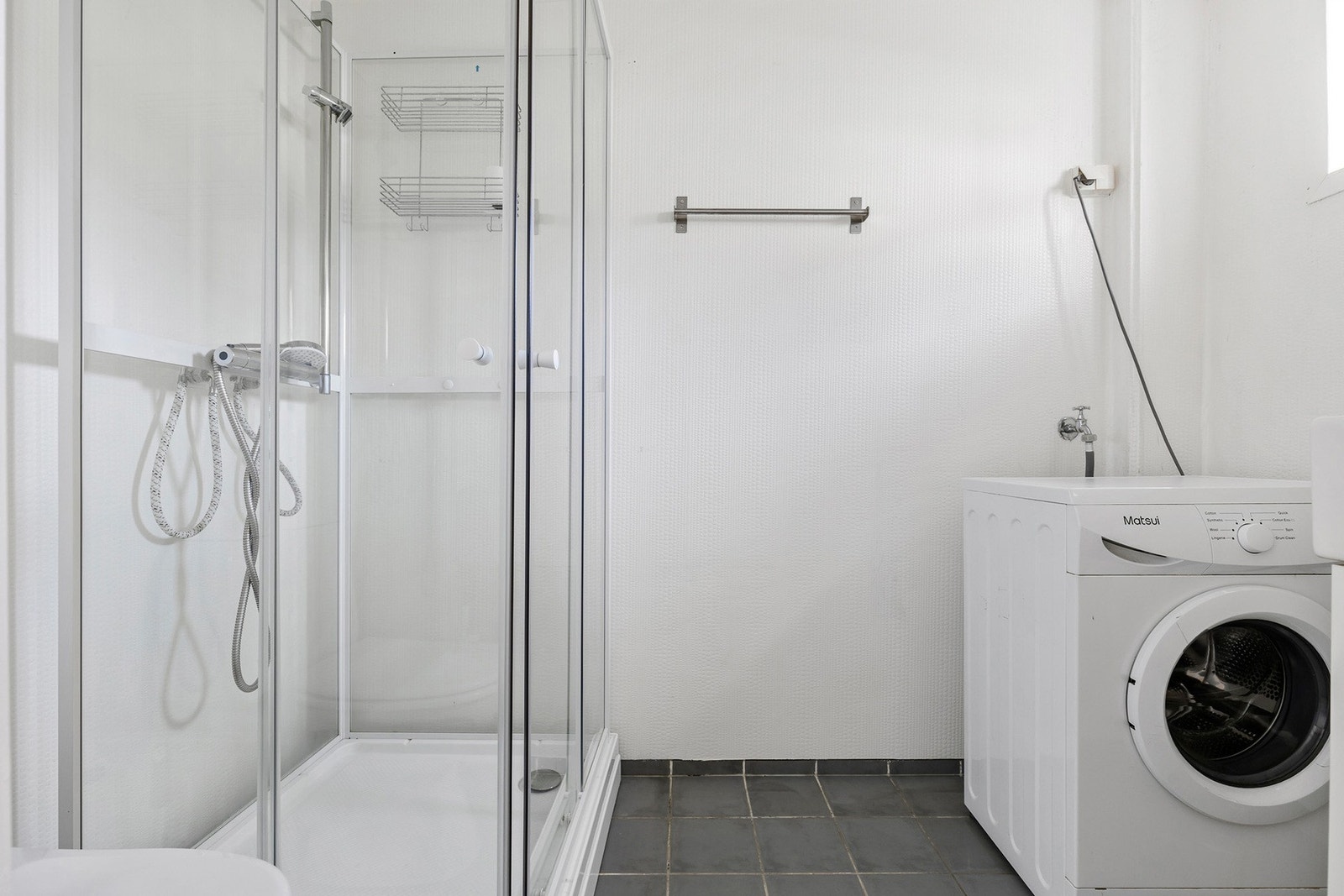 Det er opplegg for vaskemaskin på badet. Galleribilde