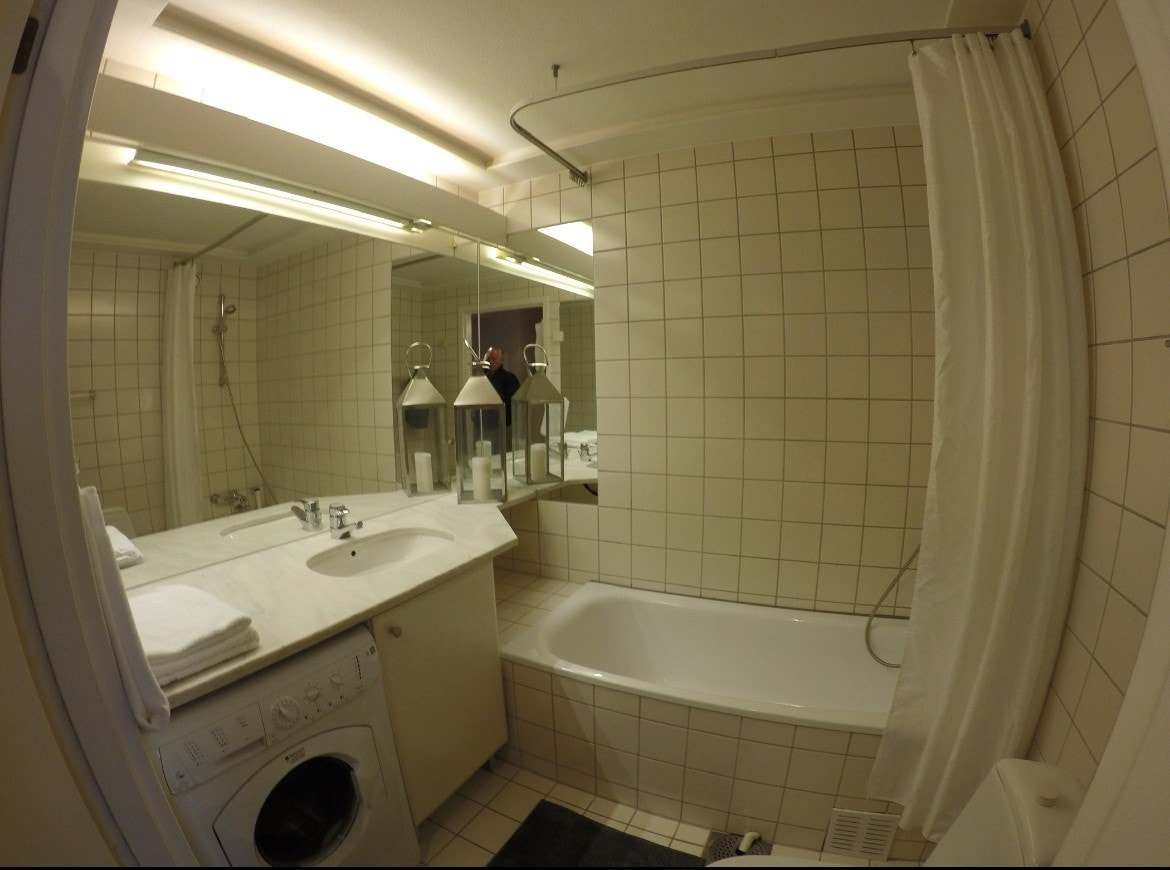 Bad med badekar og opplegg for vaskemaskin. Galleribilde